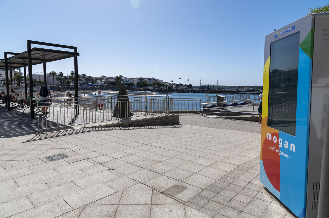 El Ayuntamiento de Mogán instala siete totems de información turística interactivos