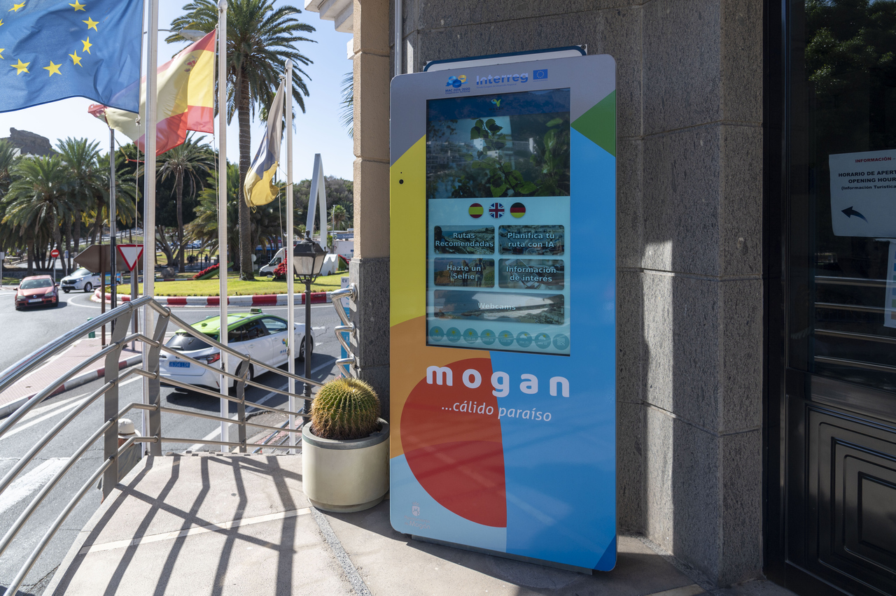 El Ayuntamiento de Mogán instala siete totems de información turística interactivos