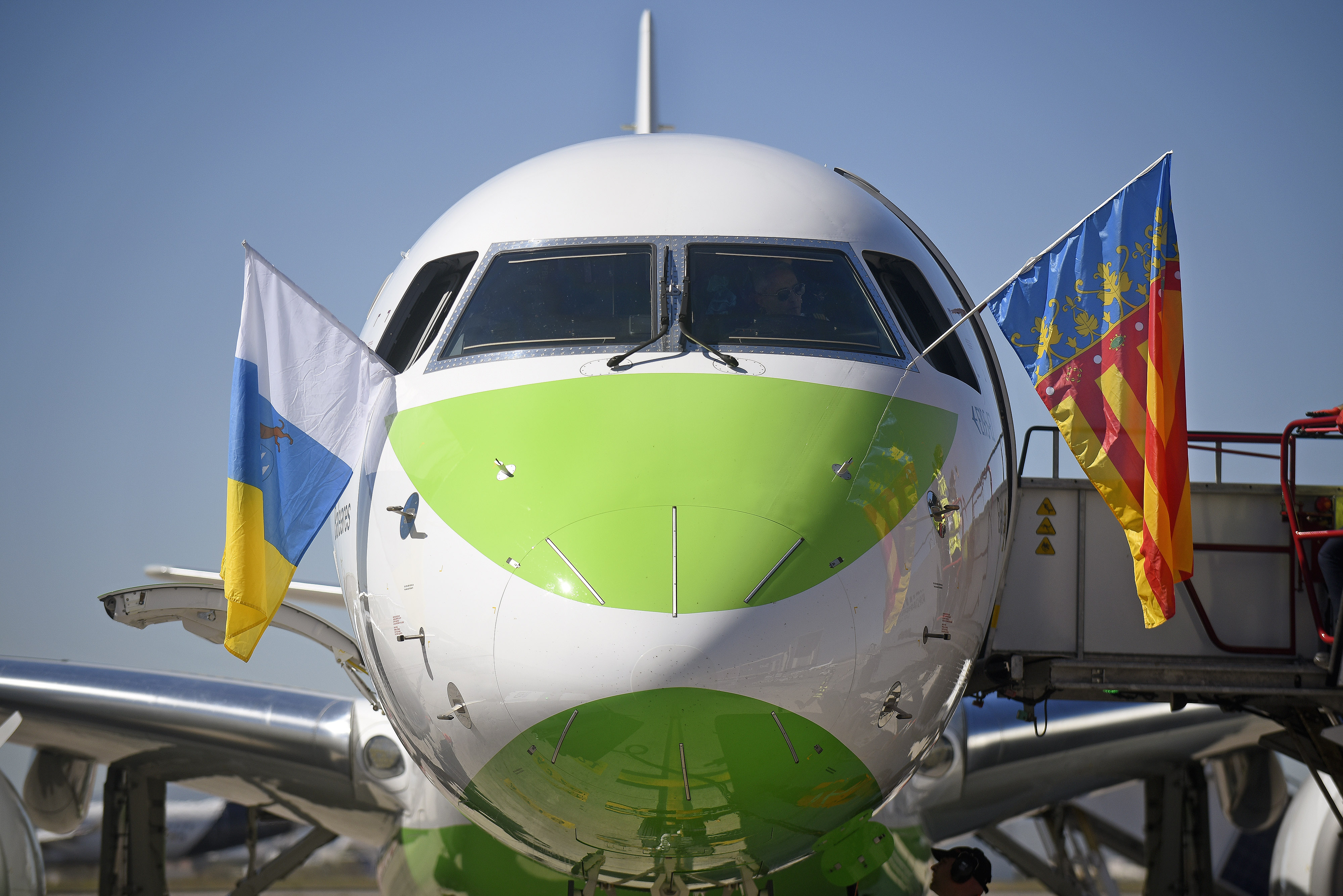 Binter inaugura sus vuelos con Valencia y las rutas de Tenerife con Granada y San Sebastián