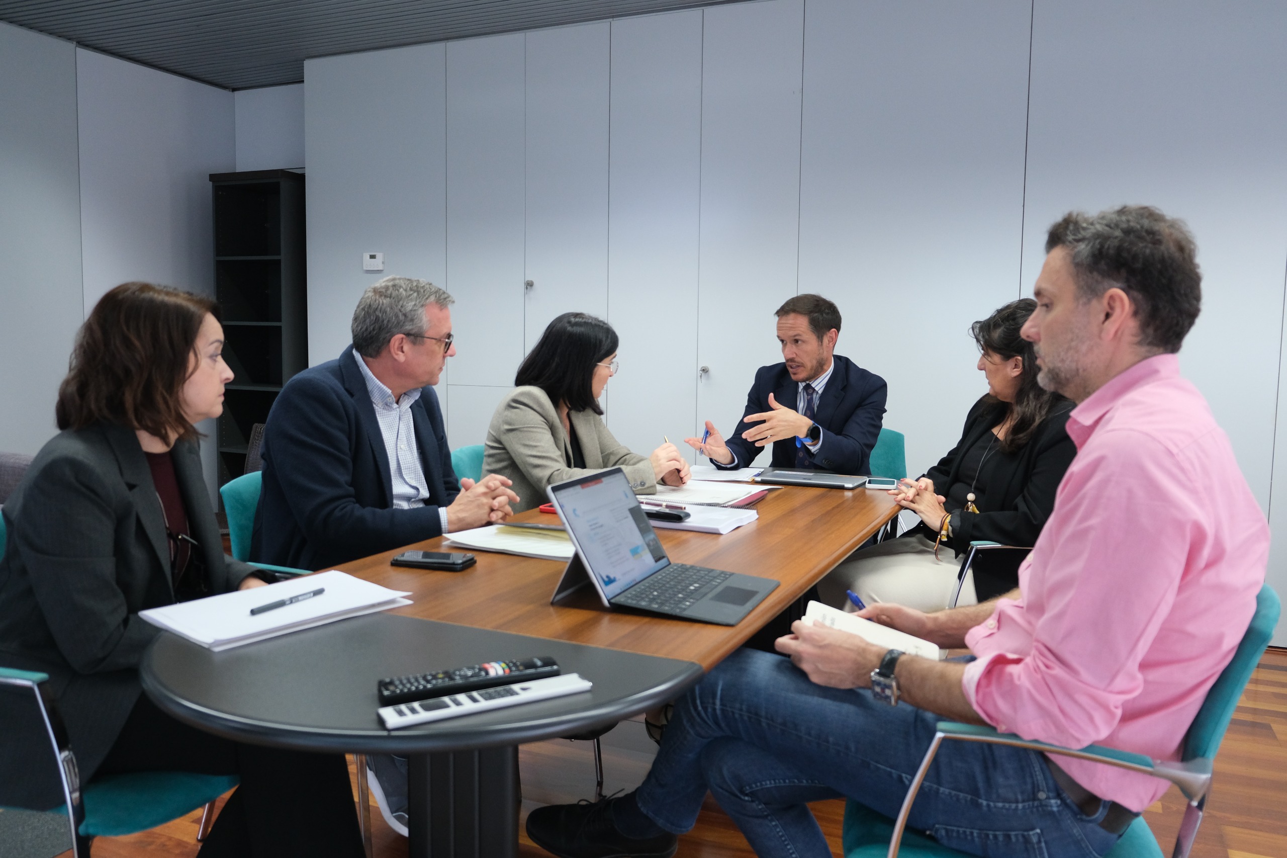 Ayuntamiento y Transición Ecológica abordan la intervención para proteger el barrio marinero de San Cristóbal