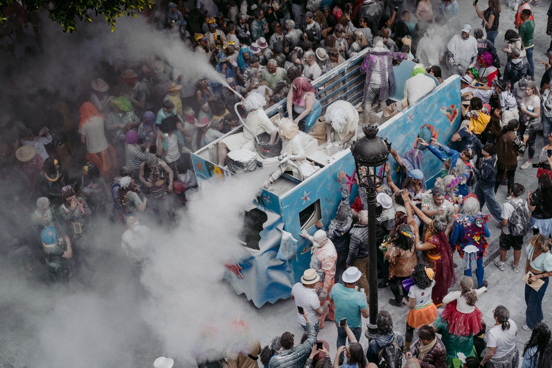 Los Llanos de Aridane se tiñe de blanco ante más de 10.000 personas por la Gran Polvacera