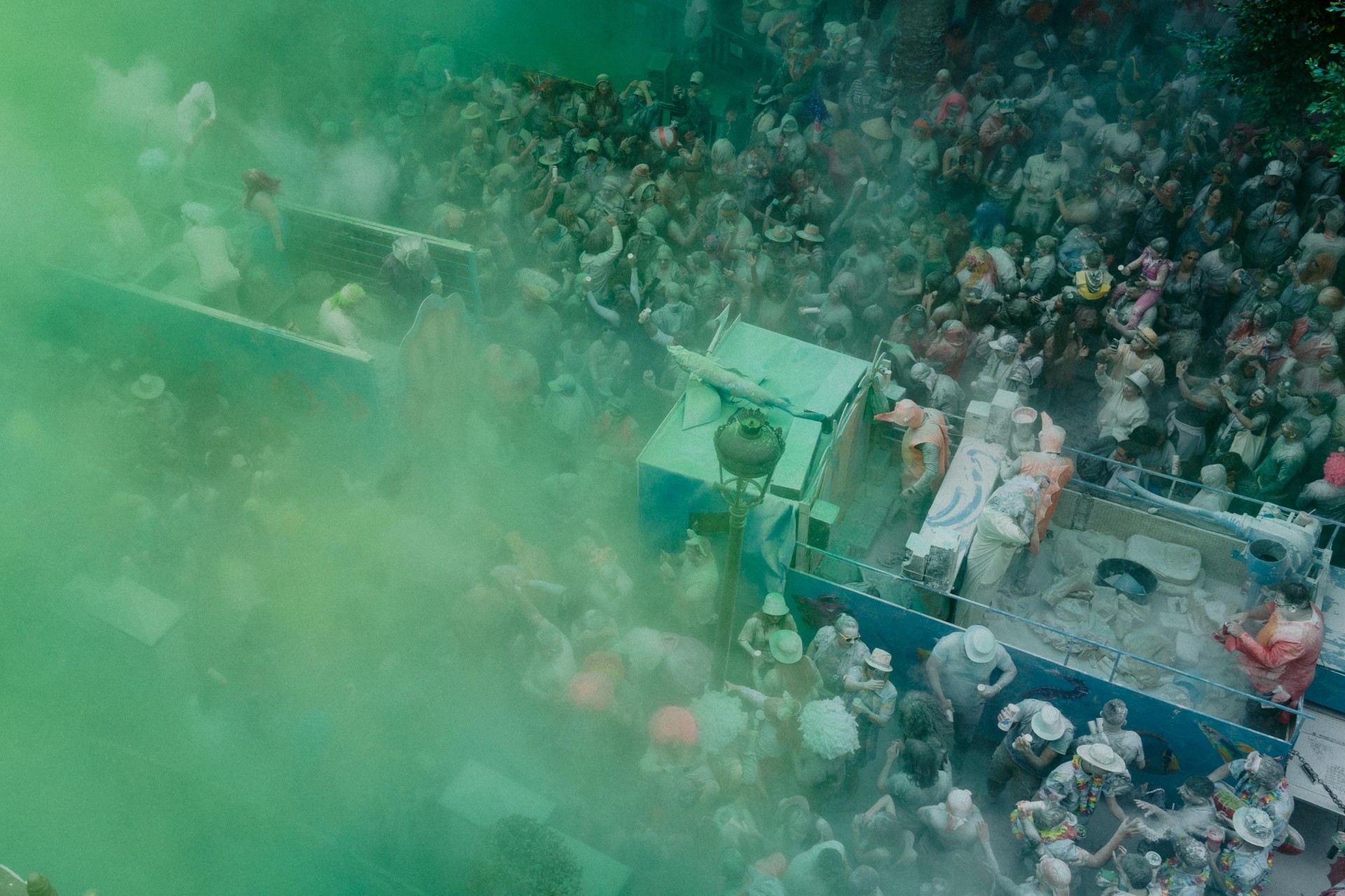 Los Llanos de Aridane se tiñe de blanco ante más de 10.000 personas por la Gran Polvacera