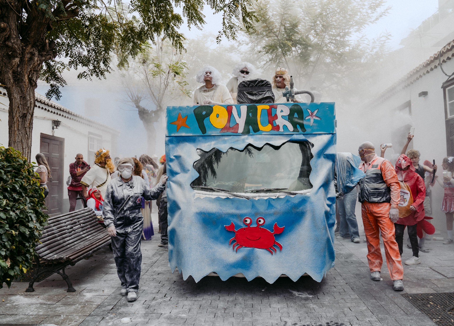 Los Llanos de Aridane se tiñe de blanco ante más de 10.000 personas por la Gran Polvacera