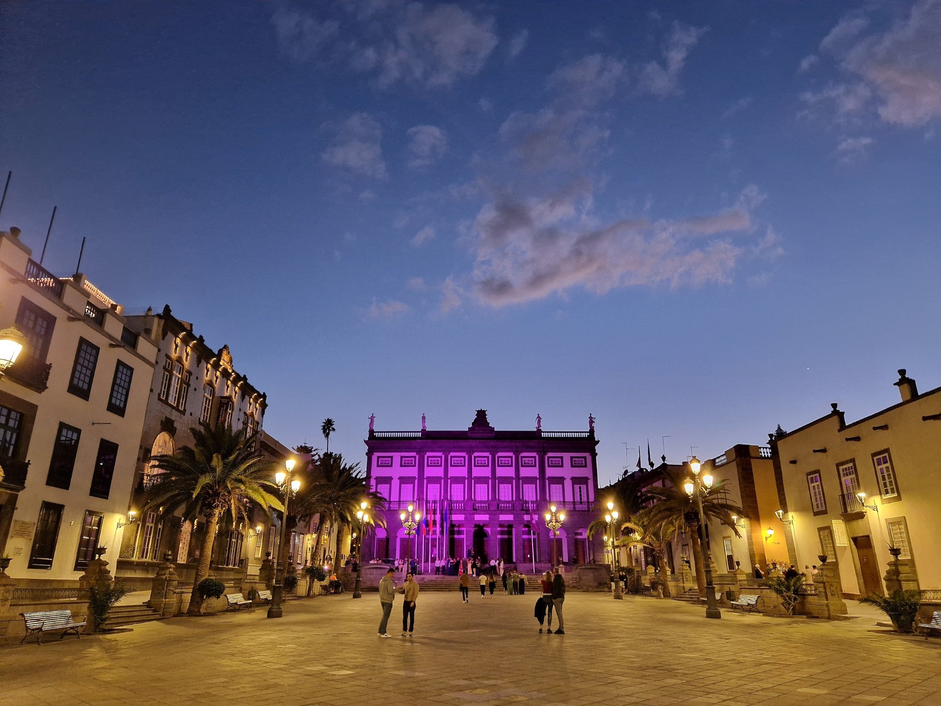 El Ayuntamiento ilumina las Casas Consistoriales de color morado con motivo del Día Internacional de la Mujer