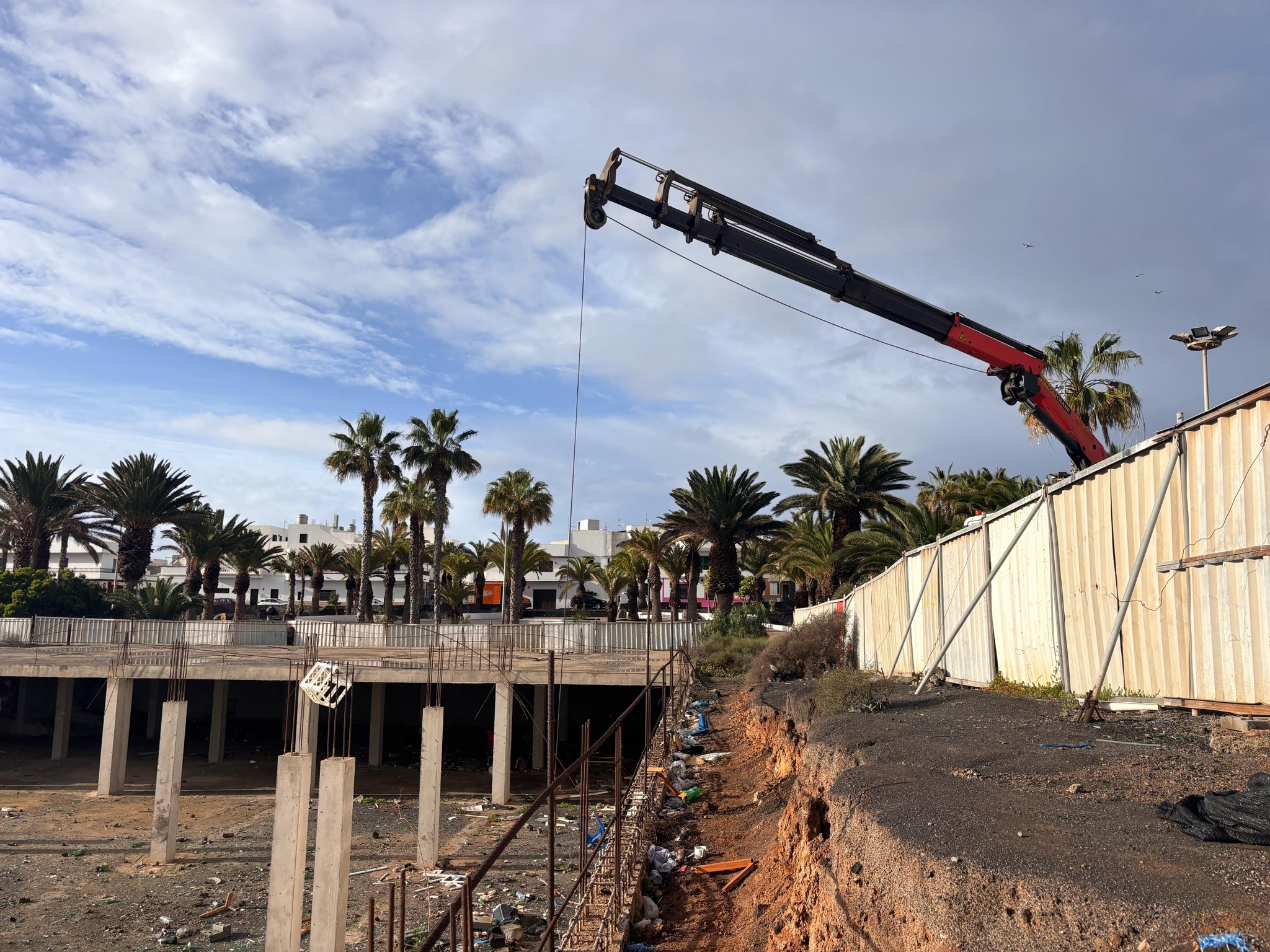 La Policía Local de Arrecife desokupa los sótanos de una obra inacabada en el barrio de Altavista
