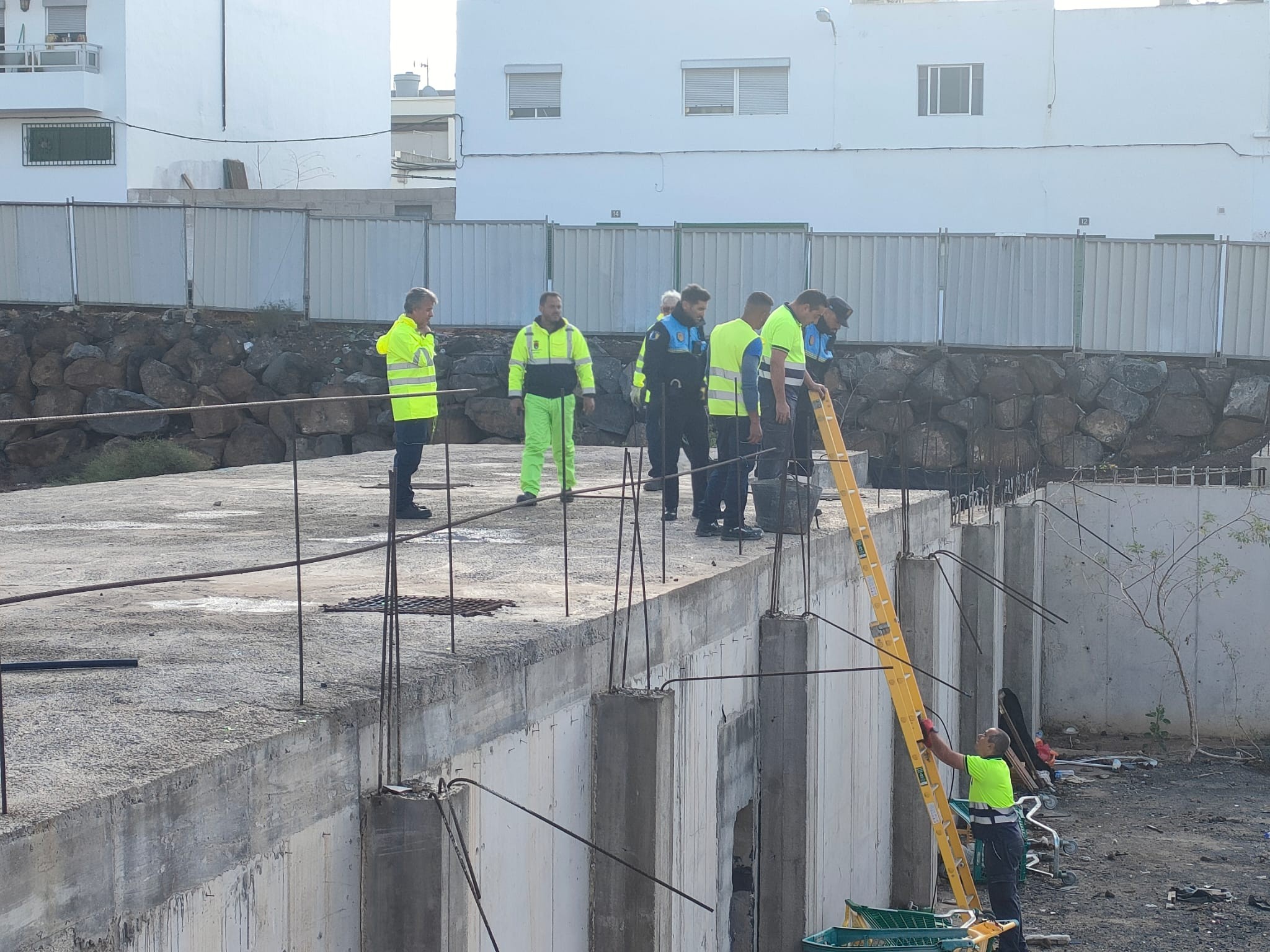 La Policía Local de Arrecife desokupa los sótanos de una obra inacabada en el barrio de Altavista