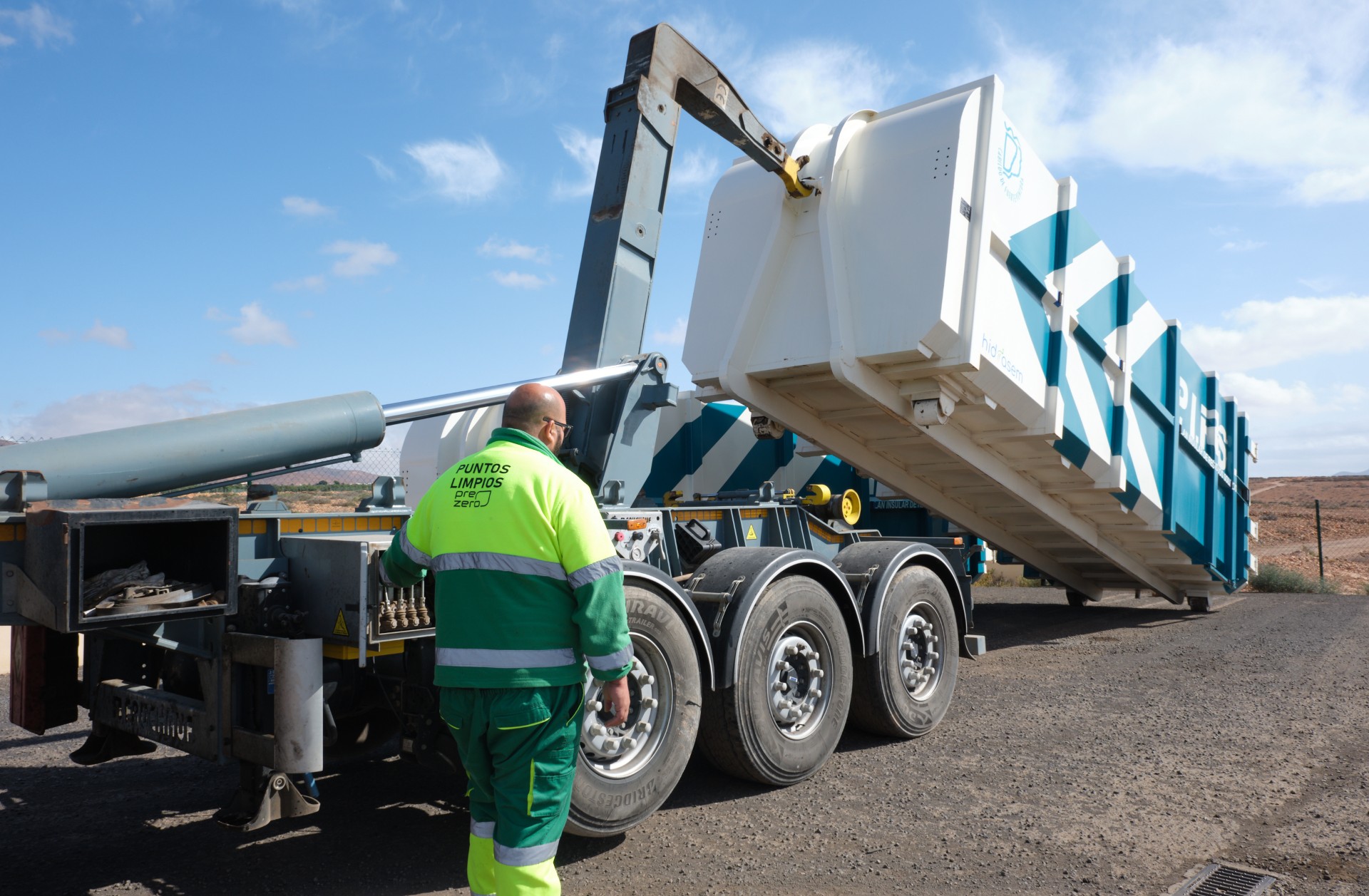 El Cabildo de Fuerteventura adquiere diez contenedores de compactación para mejorar el traslado de los residuos municipales a Zurita   