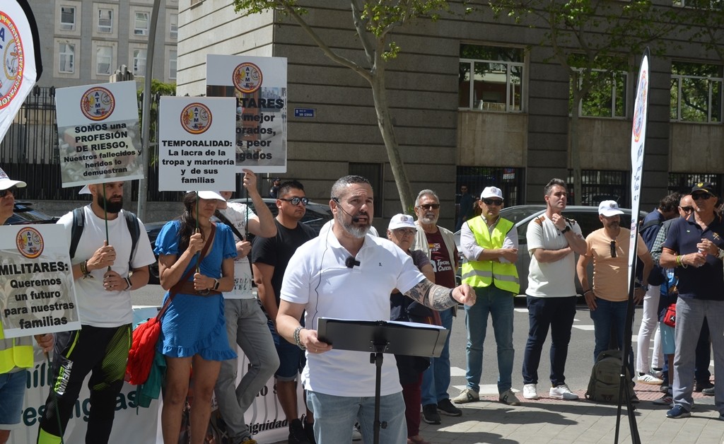 Militares, reservistas de especial disponibilidad y ciudadanos claman en Madrid por salarios y condiciones profesionales justas
