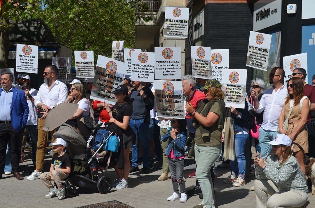 Militares, reservistas de especial disponibilidad y ciudadanos claman en Madrid por salarios y condiciones profesionales justas