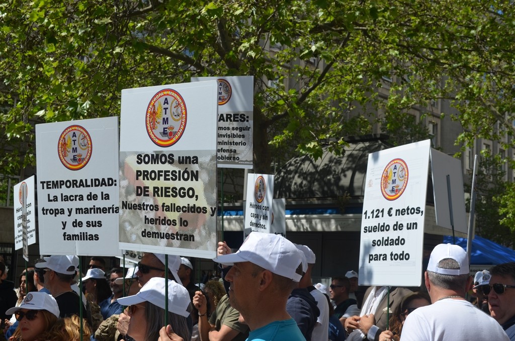 Militares, reservistas de especial disponibilidad y ciudadanos claman en Madrid por salarios y condiciones profesionales justas