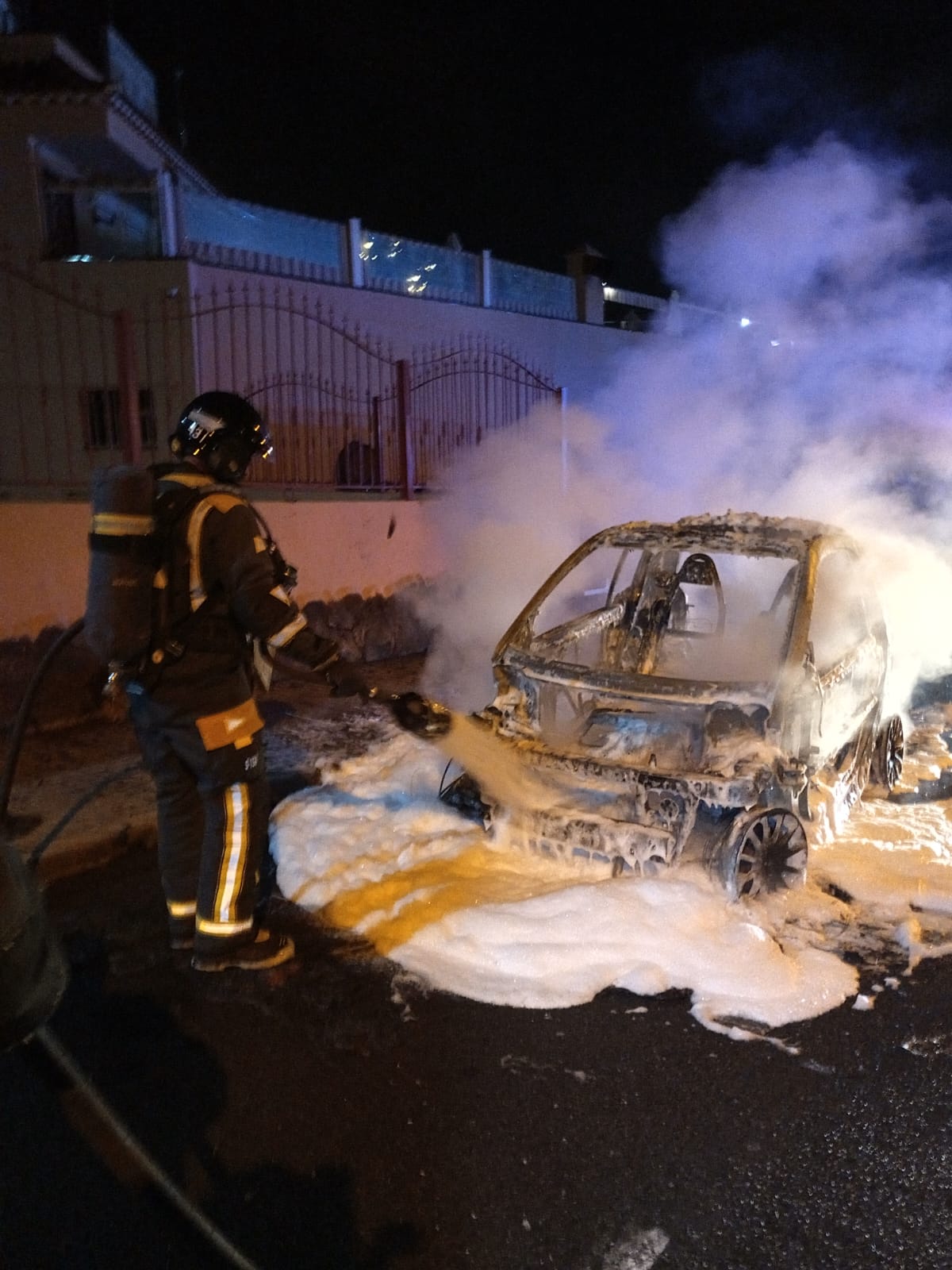 Bomberos de Tenerife intervienen en el incendio de una vivienda en El Sobradillo