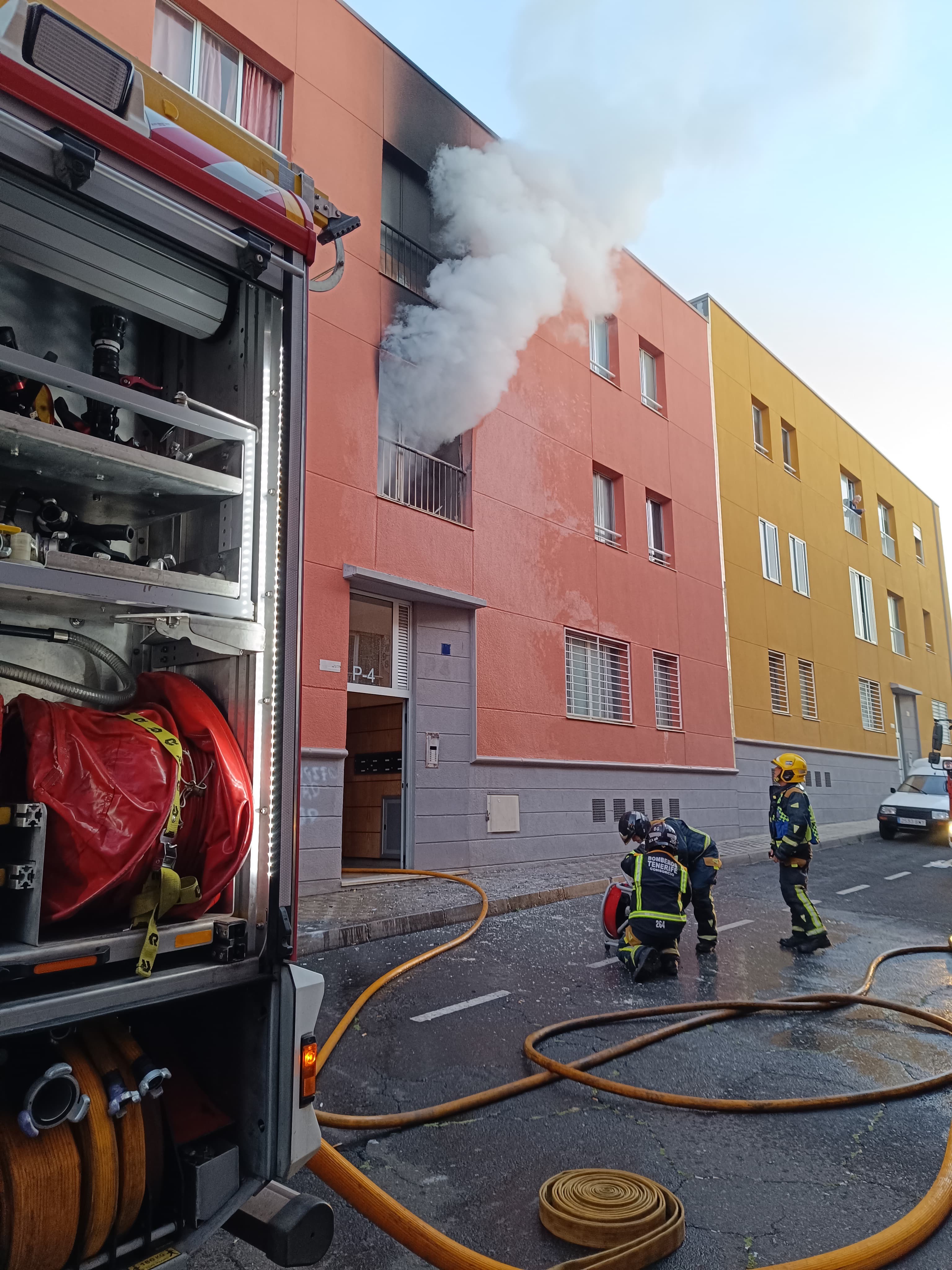 Bomberos de Tenerife intervienen en el incendio de una vivienda en El Sobradillo