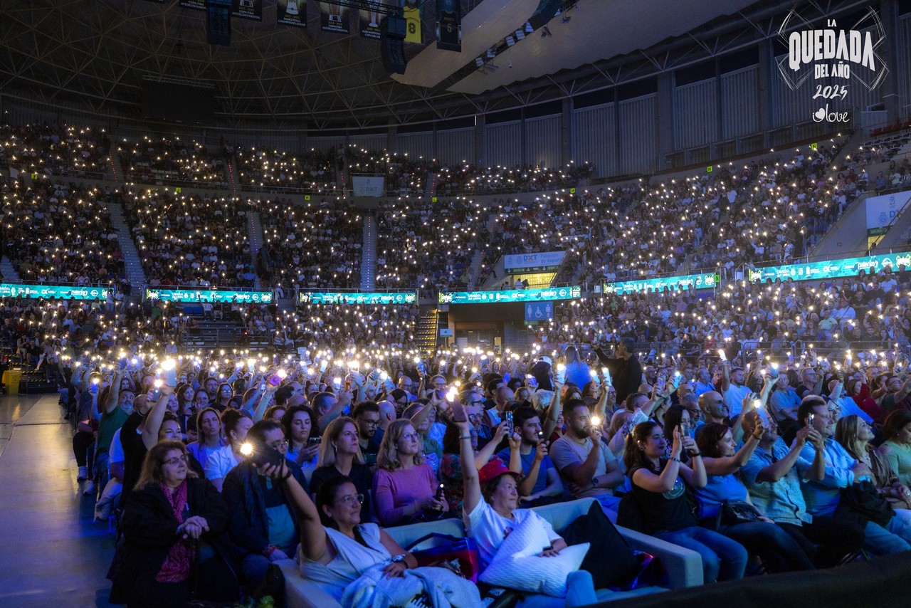 Más de 5.000 espectadores ríen al unísono en La Quedada del Año, el acontecimiento humorístico de 2025 en Canarias