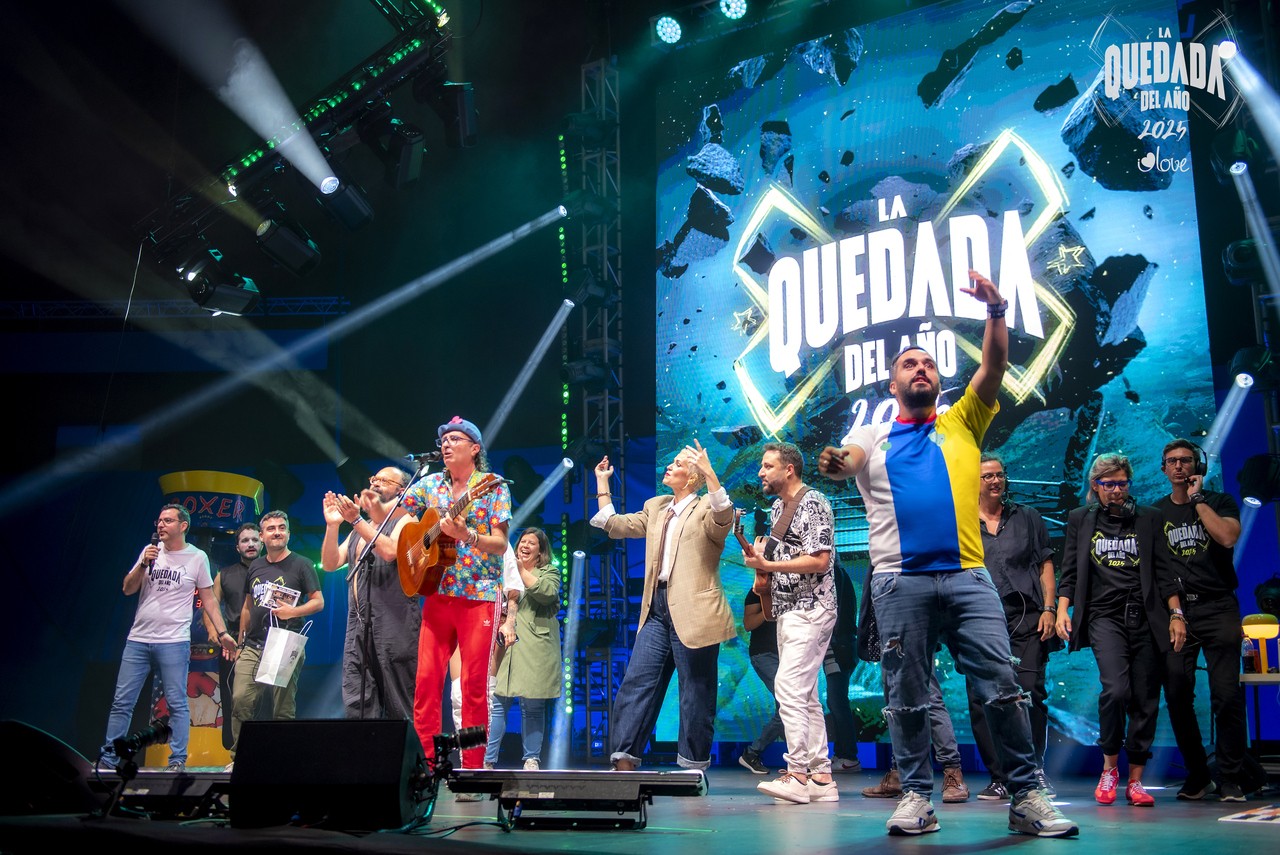 Más de 5.000 espectadores ríen al unísono en La Quedada del Año, el acontecimiento humorístico de 2025 en Canarias