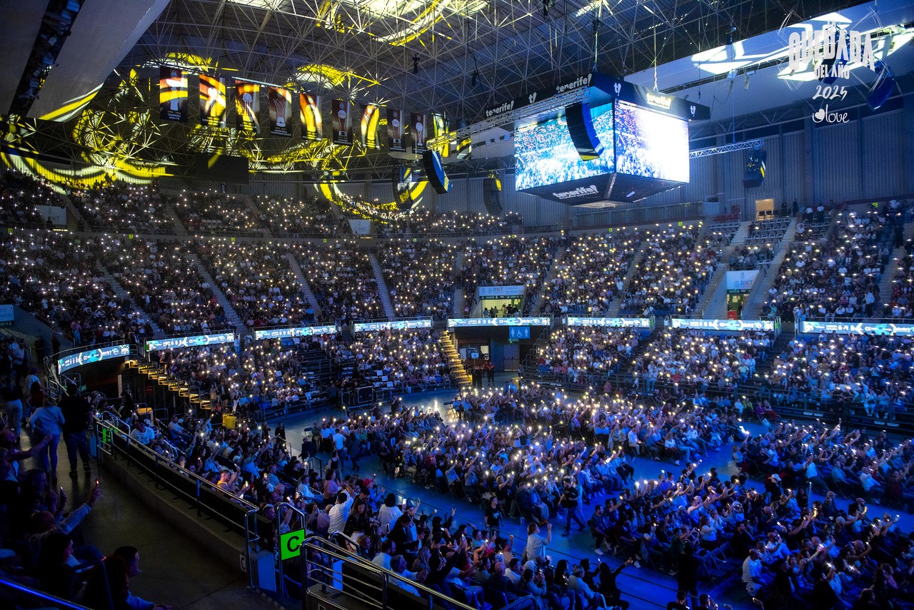 Más de 5.000 espectadores ríen al unísono en La Quedada del Año, el acontecimiento humorístico de 2025 en Canarias