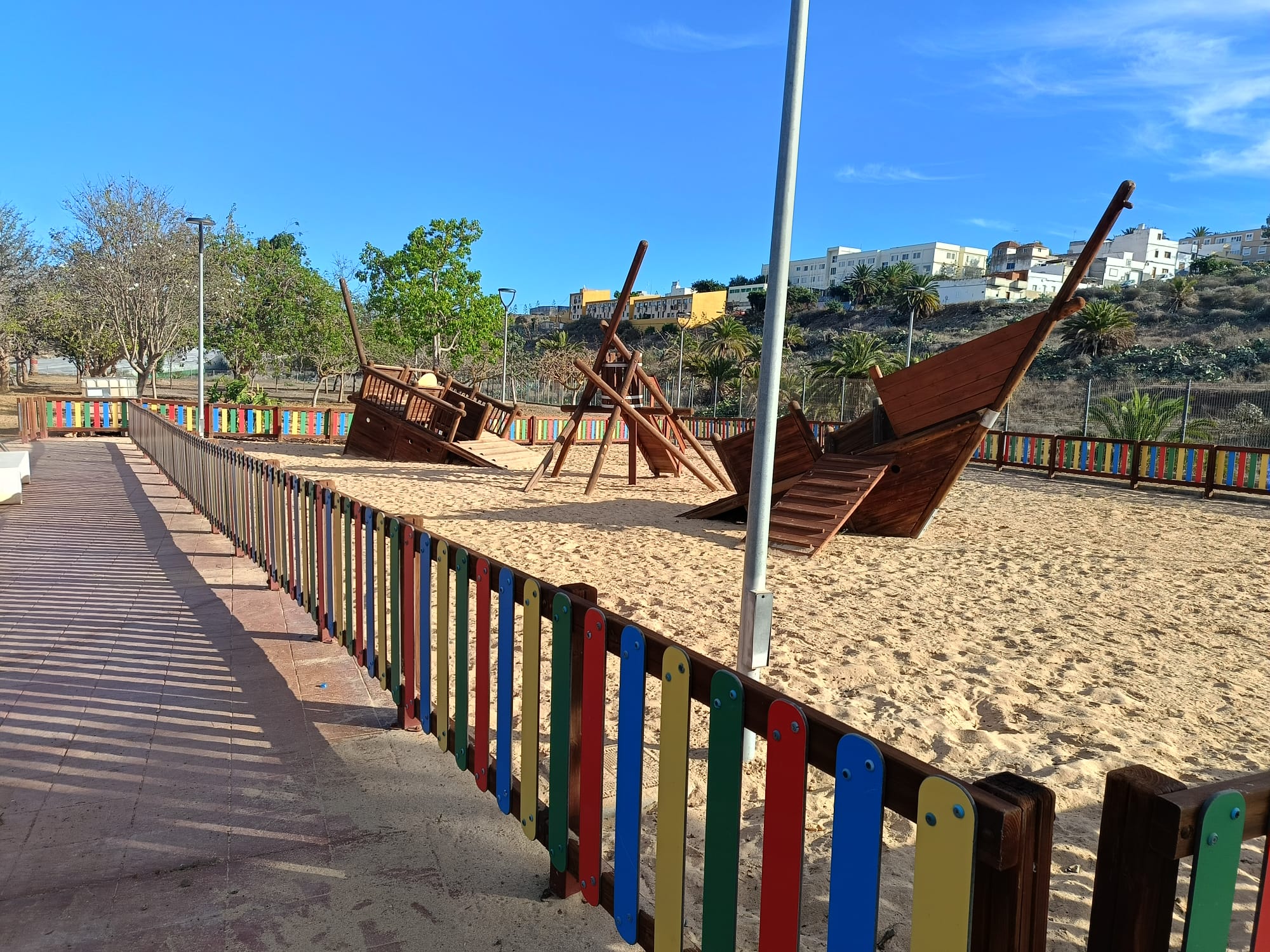 El parque de Hoya Ariñez de Arucas reabre sus puertas con un renovado parque infantil y un nuevo parque canino tras un aplazamiento causado por actos vandálicos