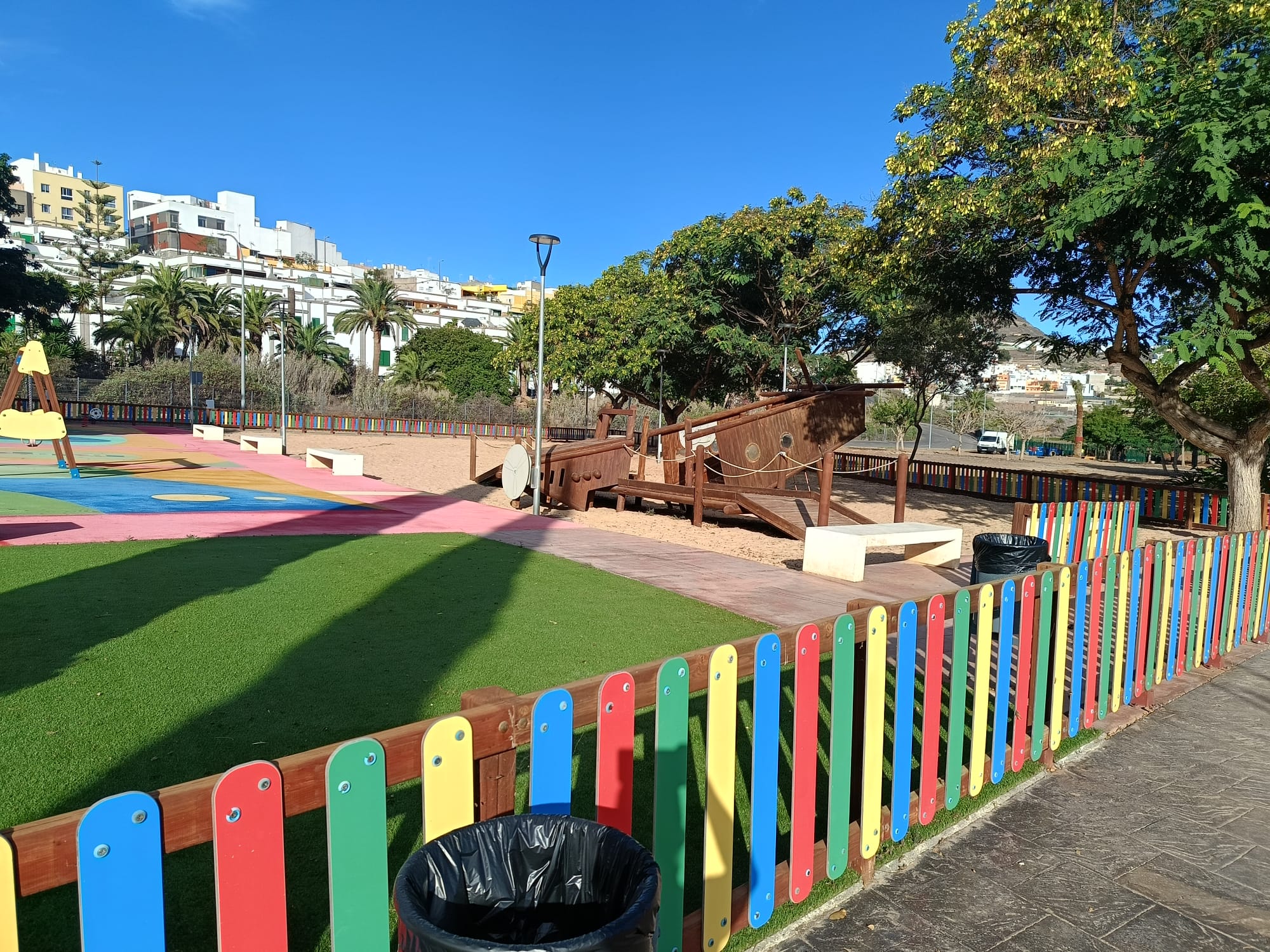 El parque de Hoya Ariñez de Arucas reabre sus puertas con un renovado parque infantil y un nuevo parque canino tras un aplazamiento causado por actos vandálicos