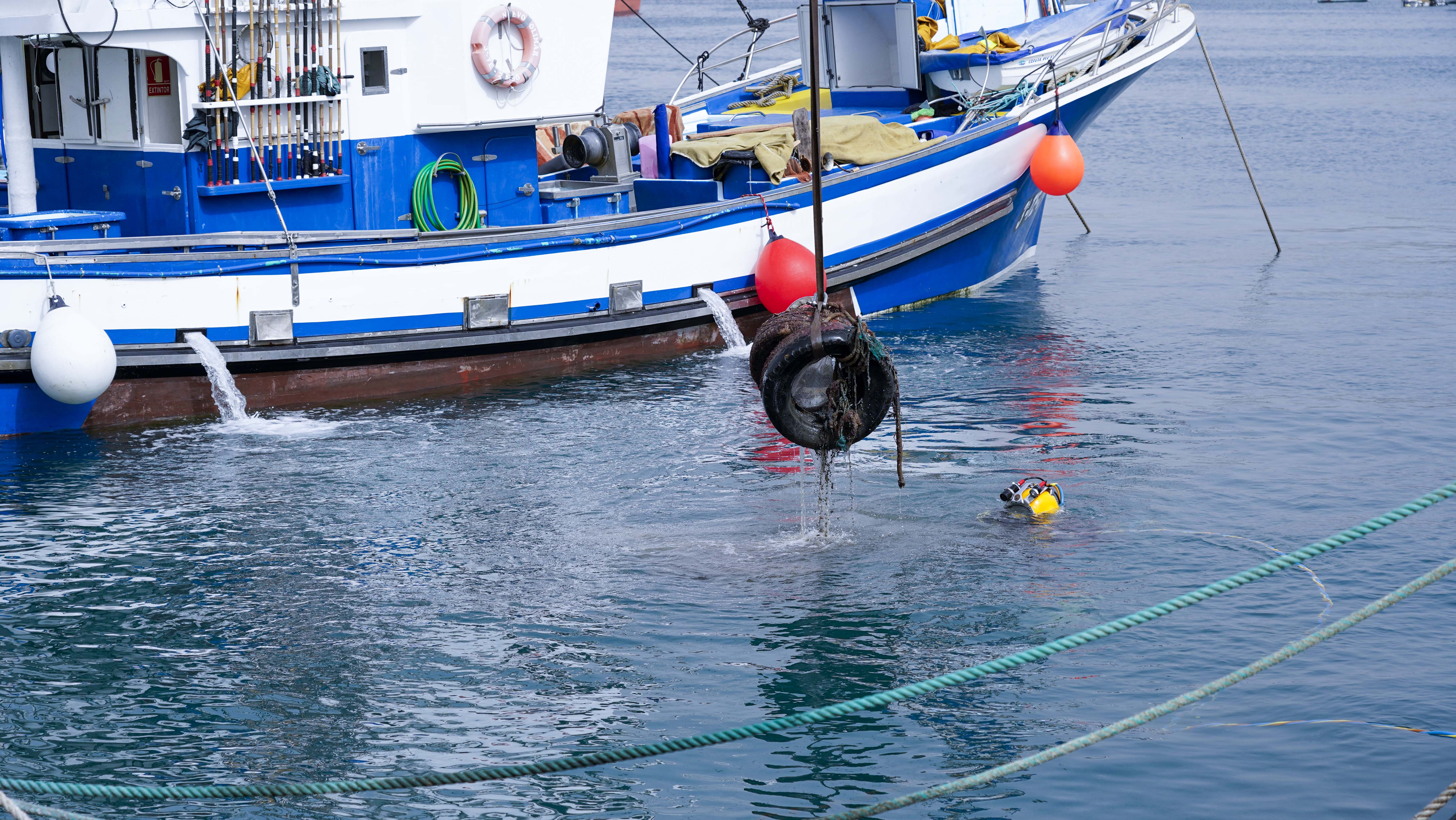Limpieza de fondos marinos del Muelle de Arguineguín