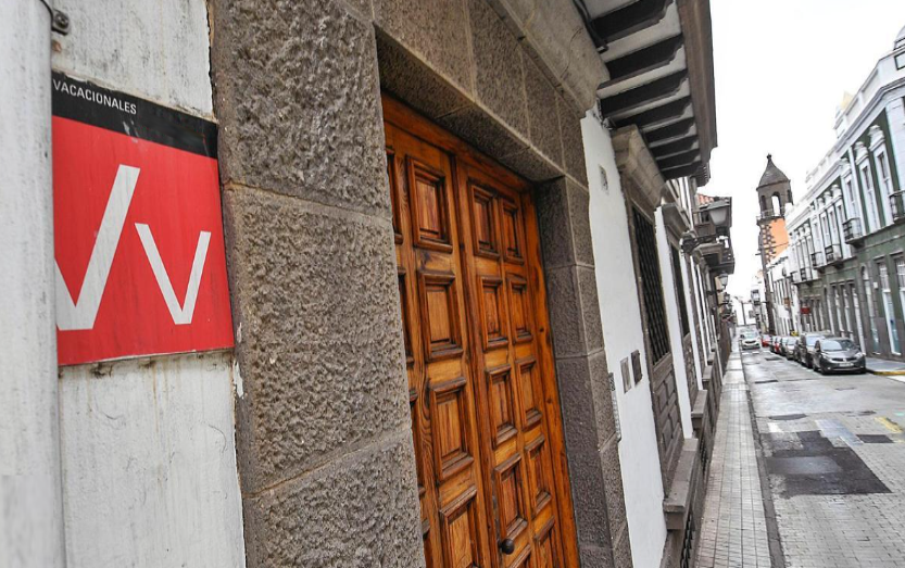 El Parlamento de Canarias aprueba la primera ley que regulará la vivienda vacacional en las islas