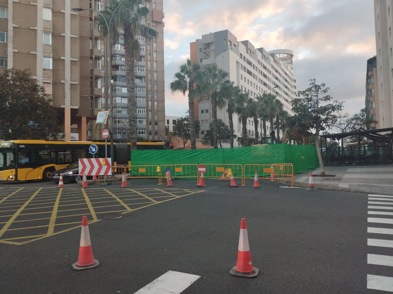 Emalsa repara una avería en Mesa y López en Las Palmas de Gran Canaria