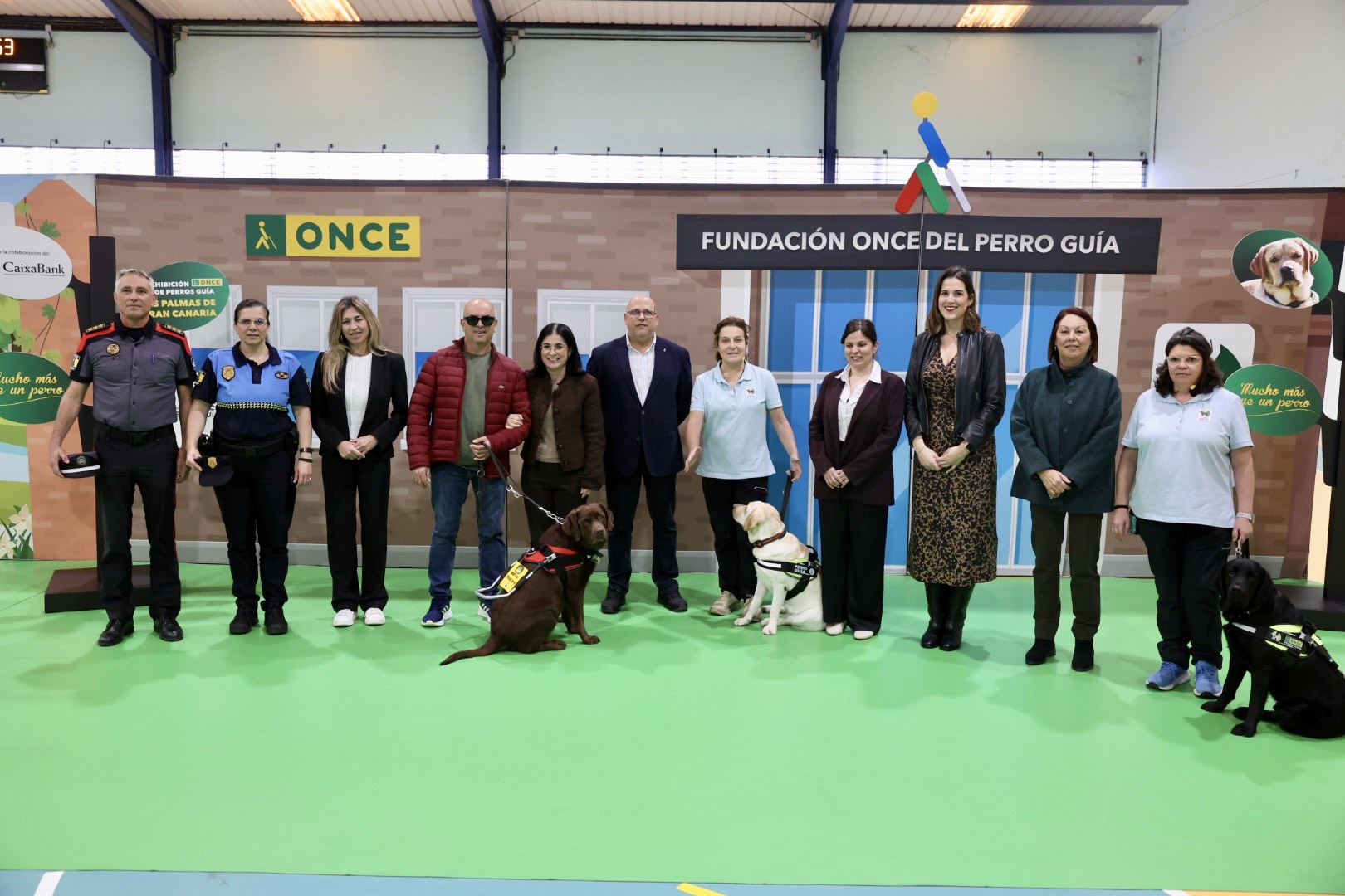La ciudadanía de Gran Canaria conoce la labor de los perros guía de la ONCE