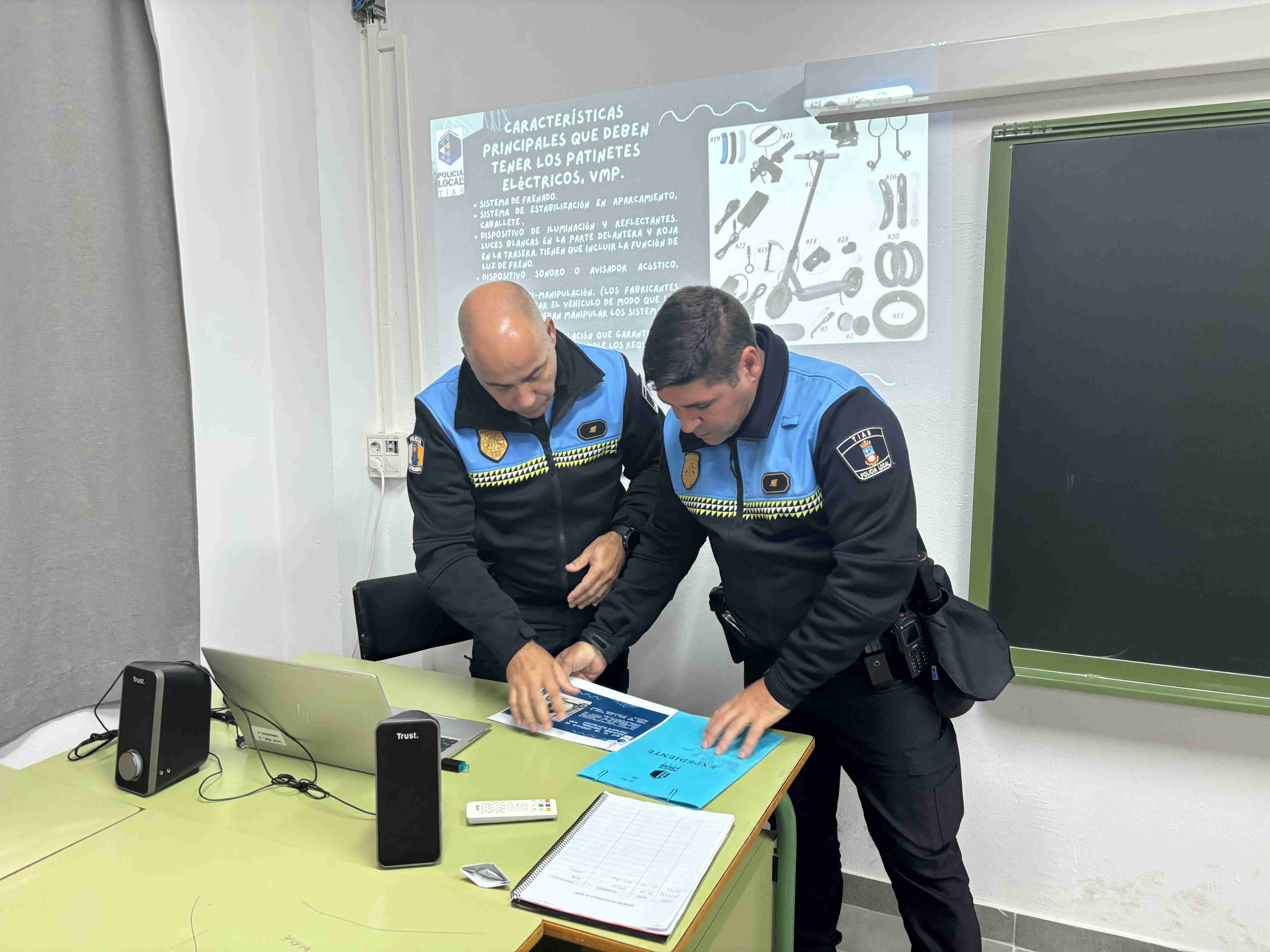 La Policía Local imparte en el IES Tías charlas informativas sobre el uso de patinetes eléctricos
