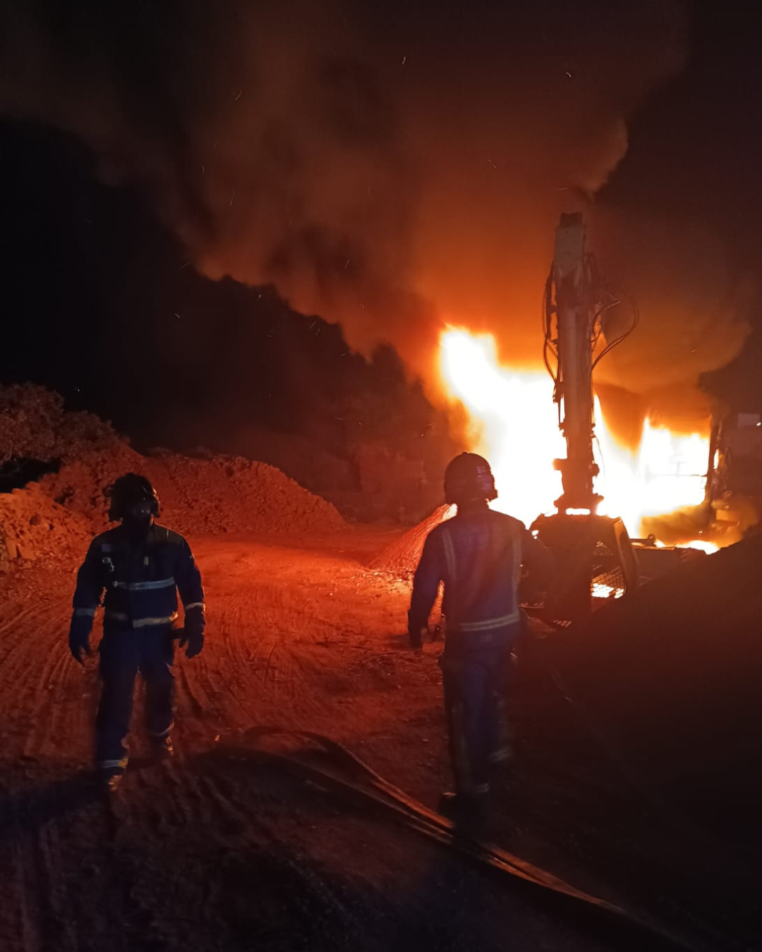 Bomberos de Tenerife intervienen en un incendio de una pala mecánica