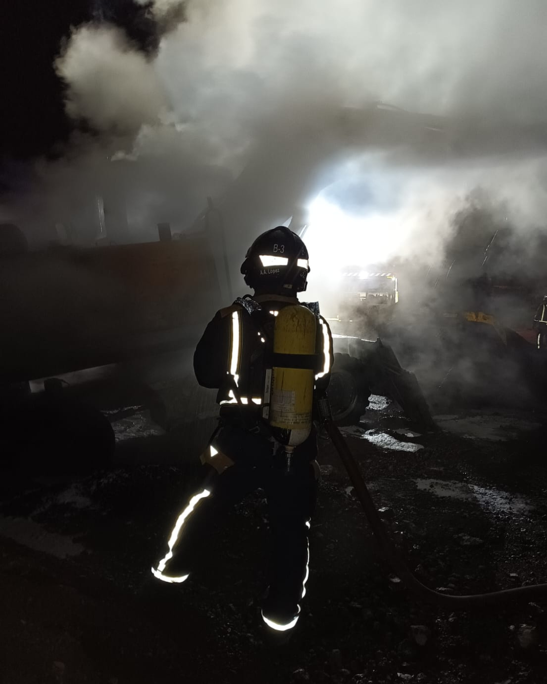 Bomberos de Tenerife intervienen en un incendio de una pala mecánica