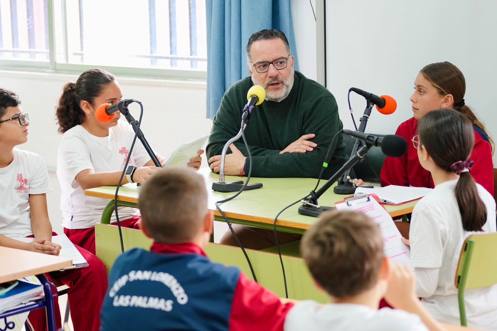 Poli Suárez en la Radio Escolar del CEIP San Lorenzo en Las Palmas de Gran Canaria