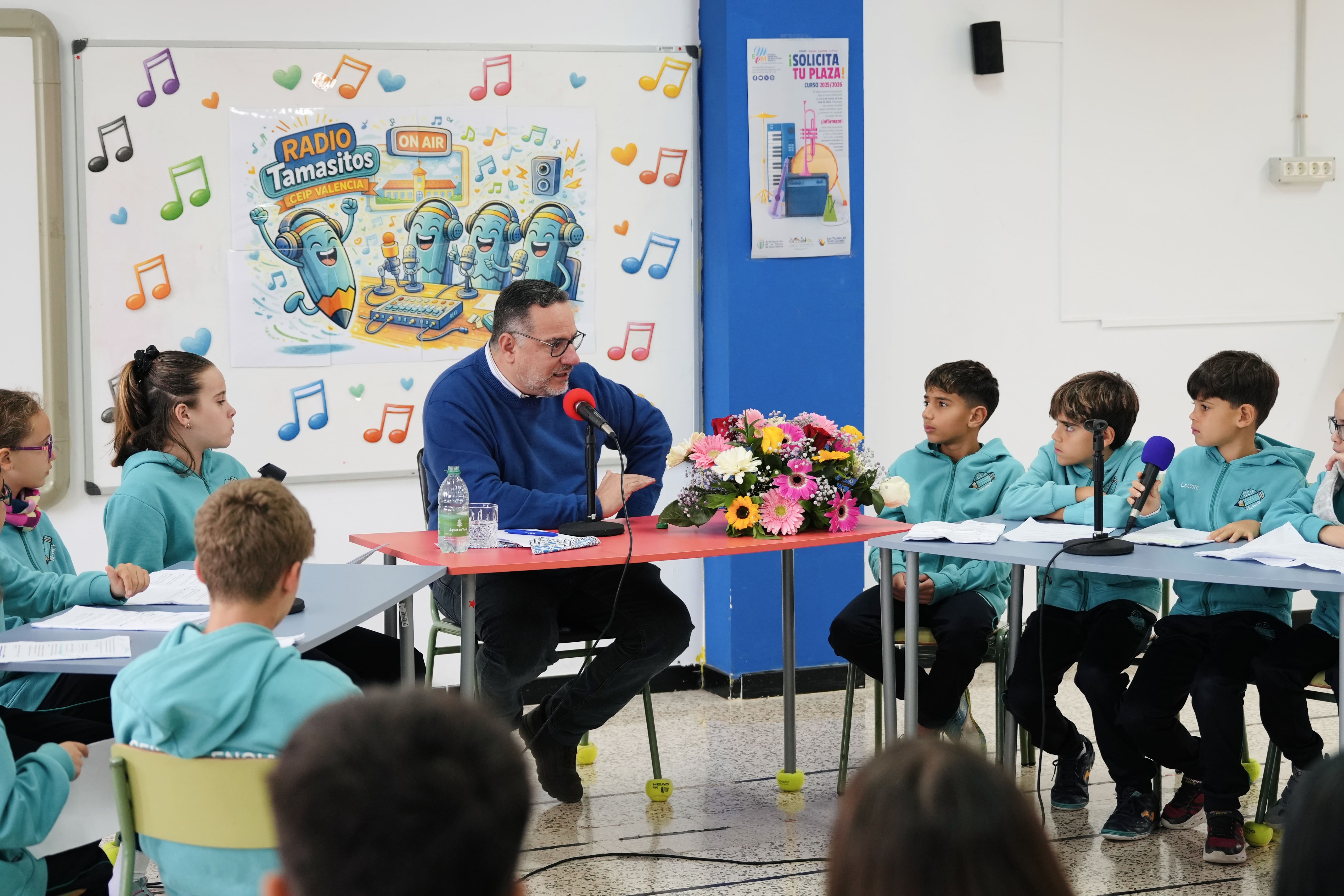 Poli Suárez en la Radio Escolar del CEIP Valencia en Las Palmas de Gran Canaria