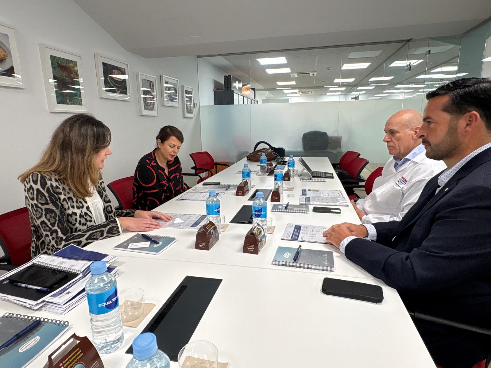 Minerva Alonso visita Frimancha Canarias, la compañía de producción y comercialización multicárnica