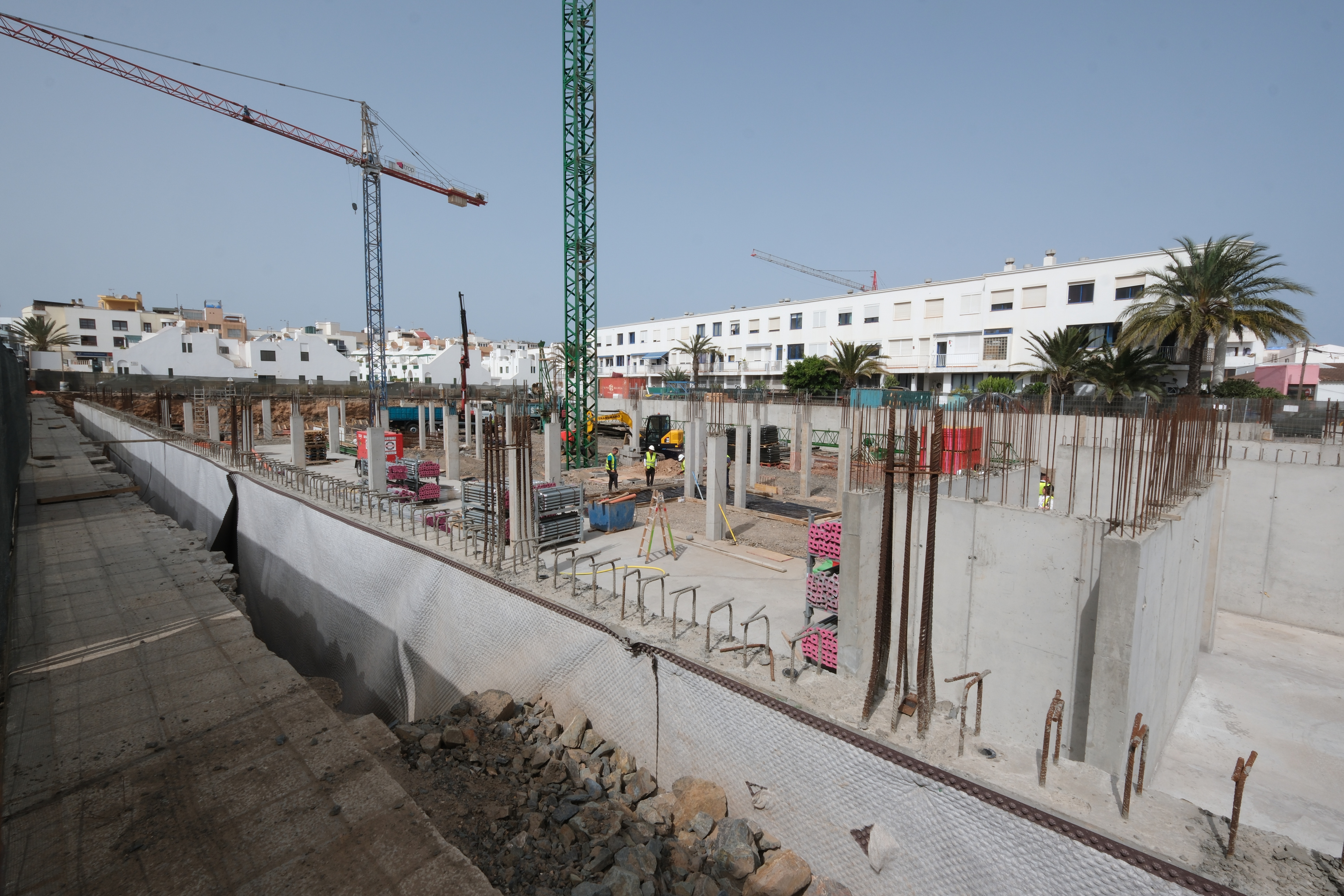 Colocación de la primera piedra para la construcción de viviendas de promoción pública en Corralejo