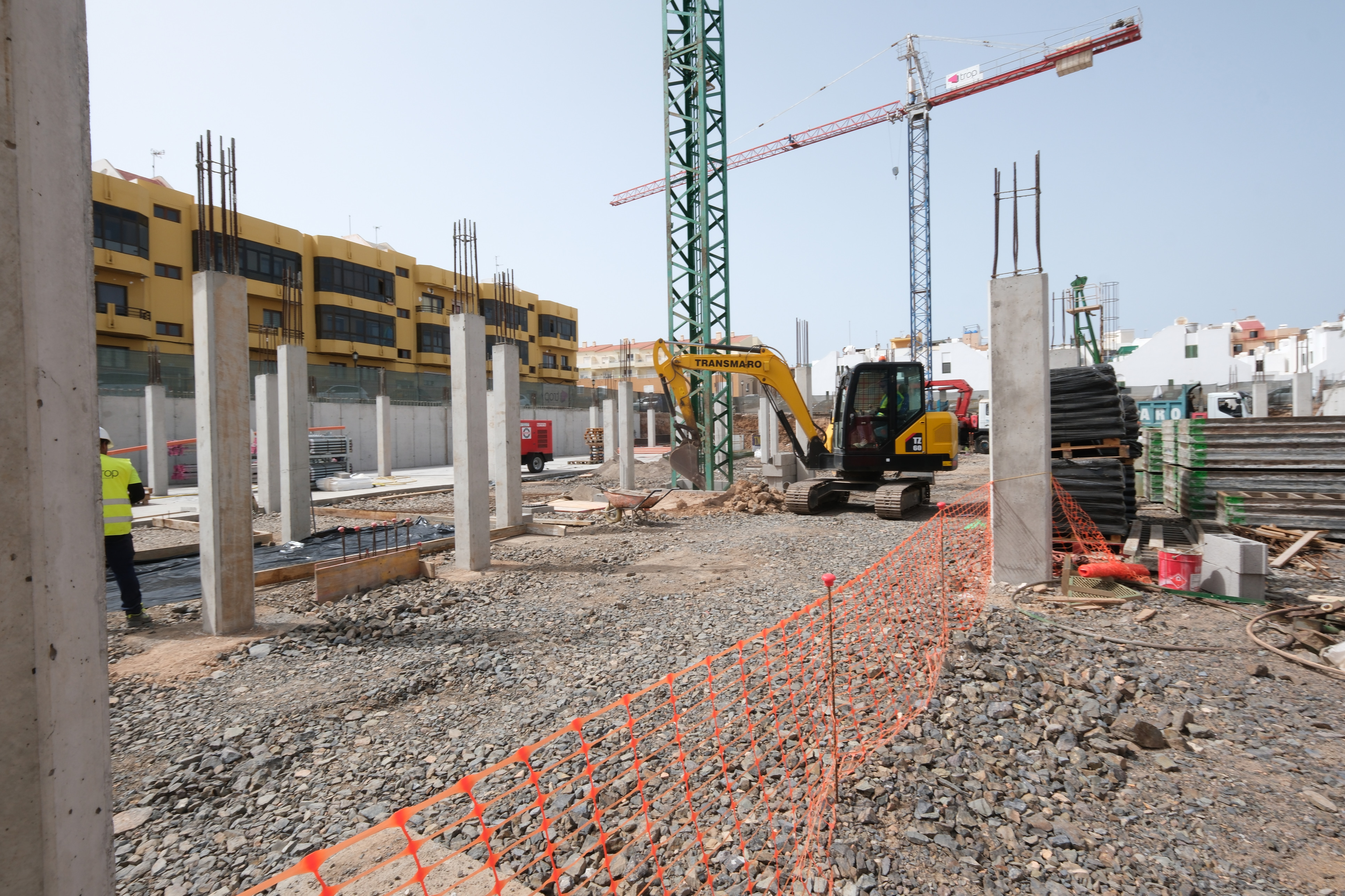 Colocación de la primera piedra para la construcción de viviendas de promoción pública en Corralejo