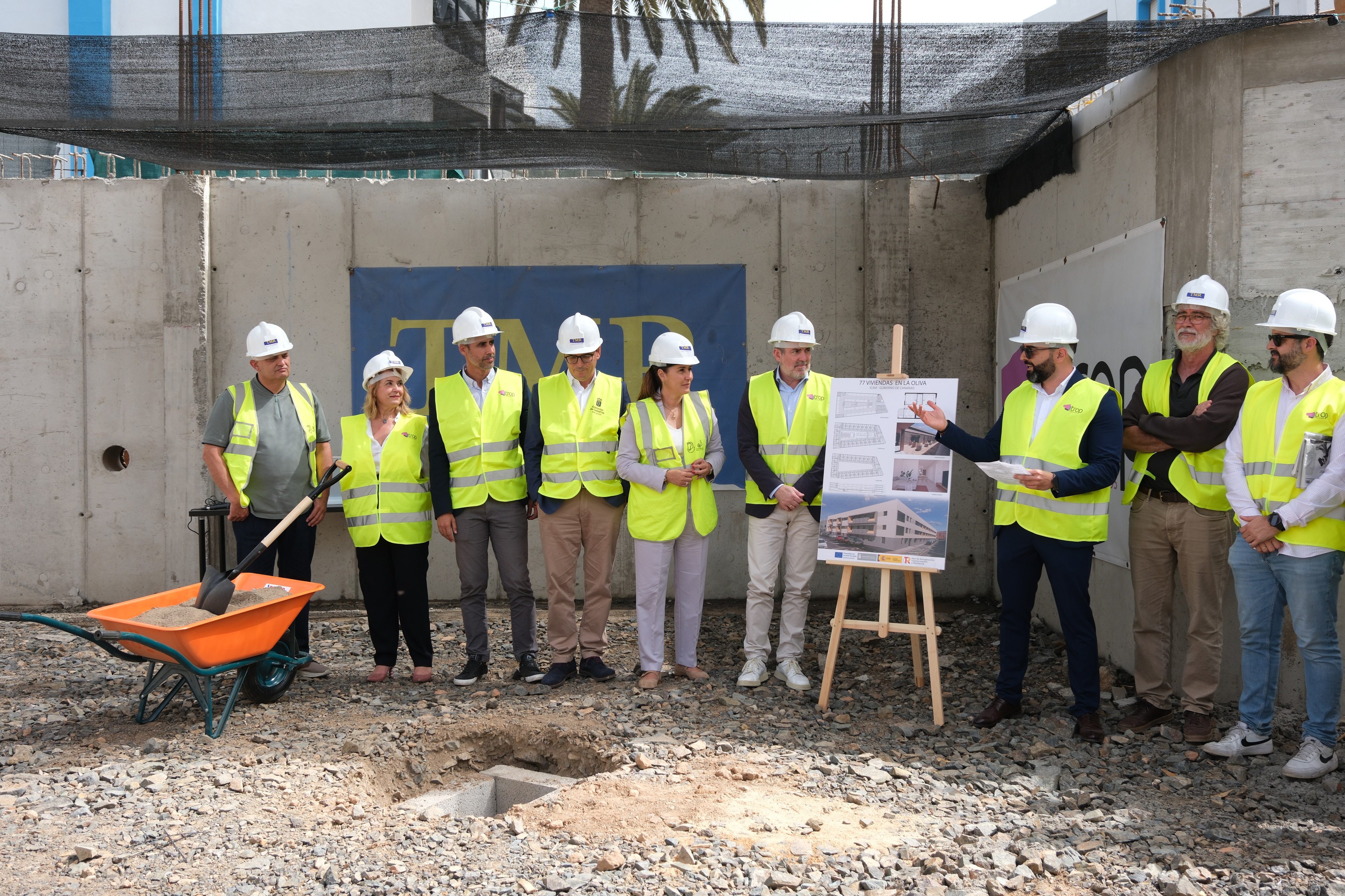 Colocación de la primera piedra para la construcción de viviendas de promoción pública en Corralejo