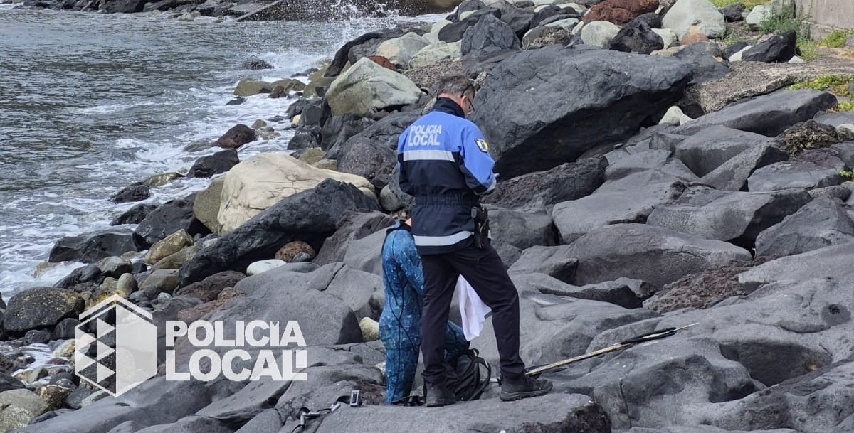 La Policía Local de Santa Cruz de Tenerife denuncia a un menor por hacer pesca submarina sin licencia en la zona de baño de San Andrés