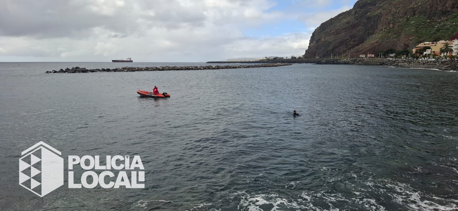 La Policía Local de Santa Cruz de Tenerife denuncia a un menor por hacer pesca submarina sin licencia en la zona de baño de San Andrés