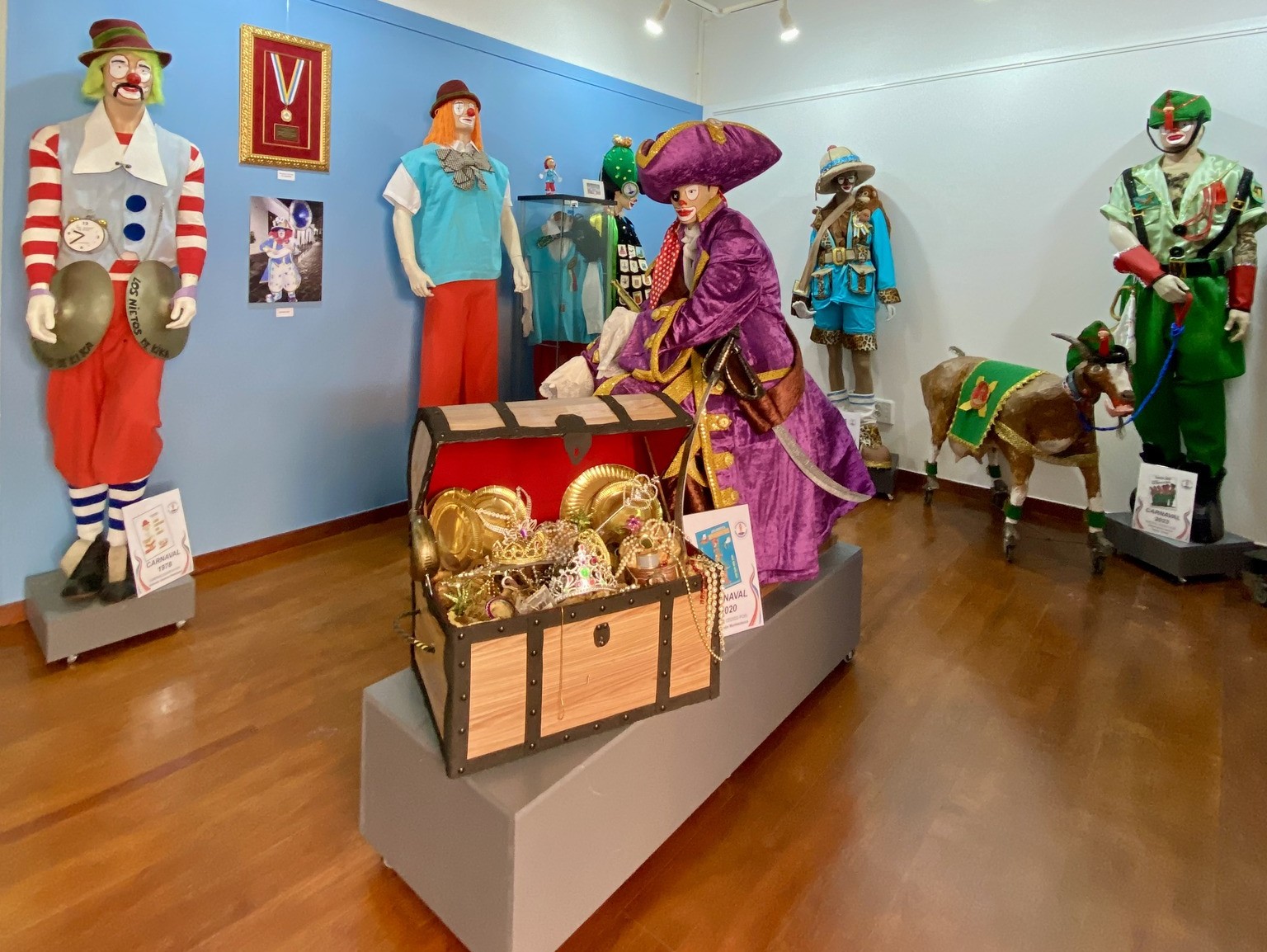 Exposición de disfraces de carnaval de la Afilarmónica Los Nietos de Kika