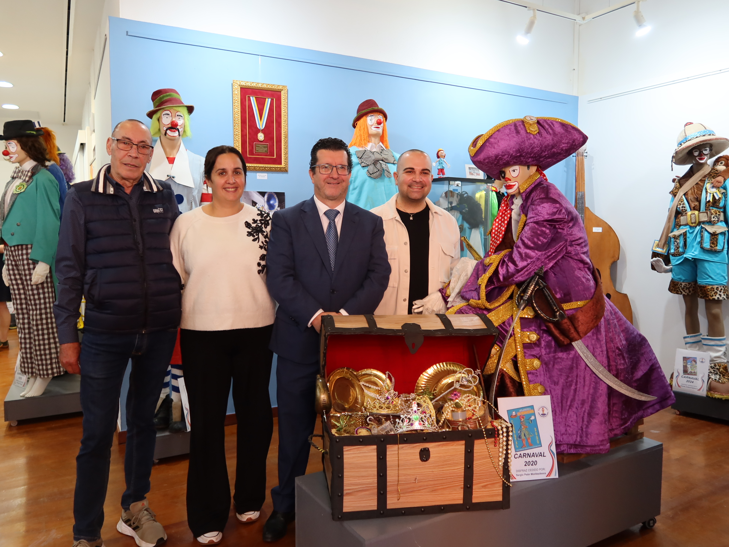 Exposición de disfraces de carnaval de la Afilarmónica Los Nietos de Kika