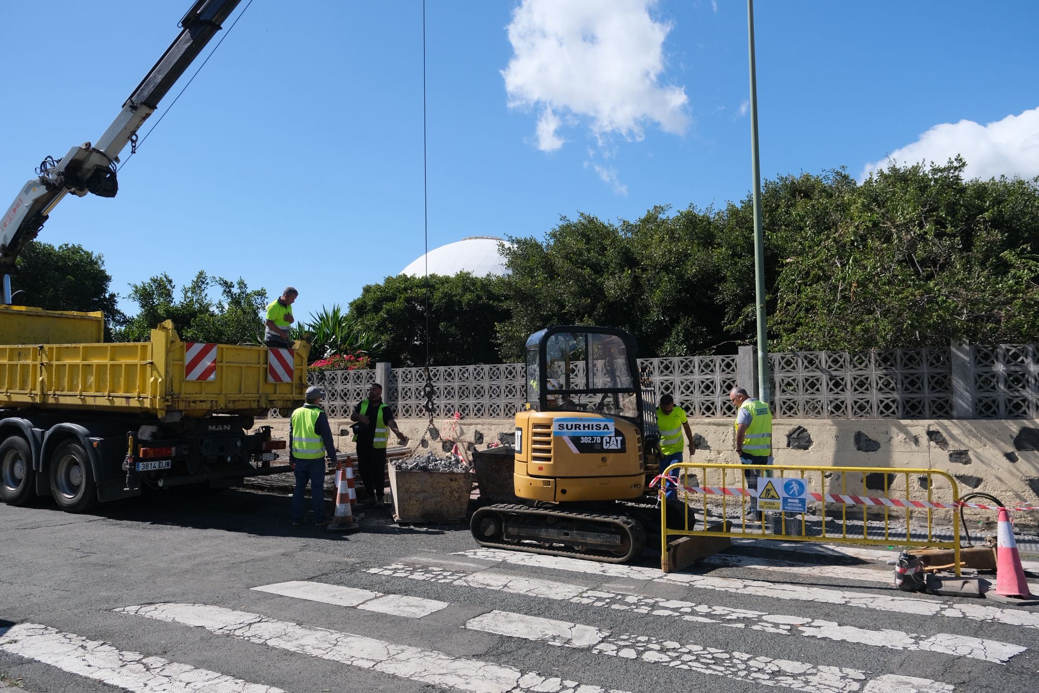 Obras de renovación del asfaltado en la Avenida de Escaleritas en Las Palmas de Gran Canaria