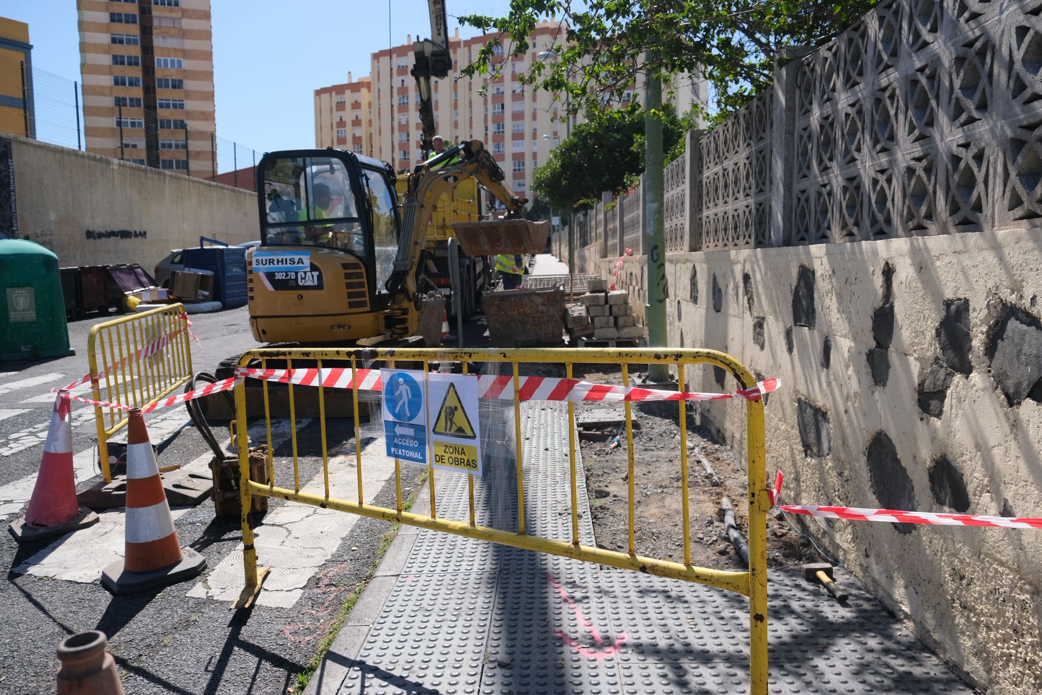 Obras de renovación del asfaltado en la Avenida de Escaleritas en Las Palmas de Gran Canaria