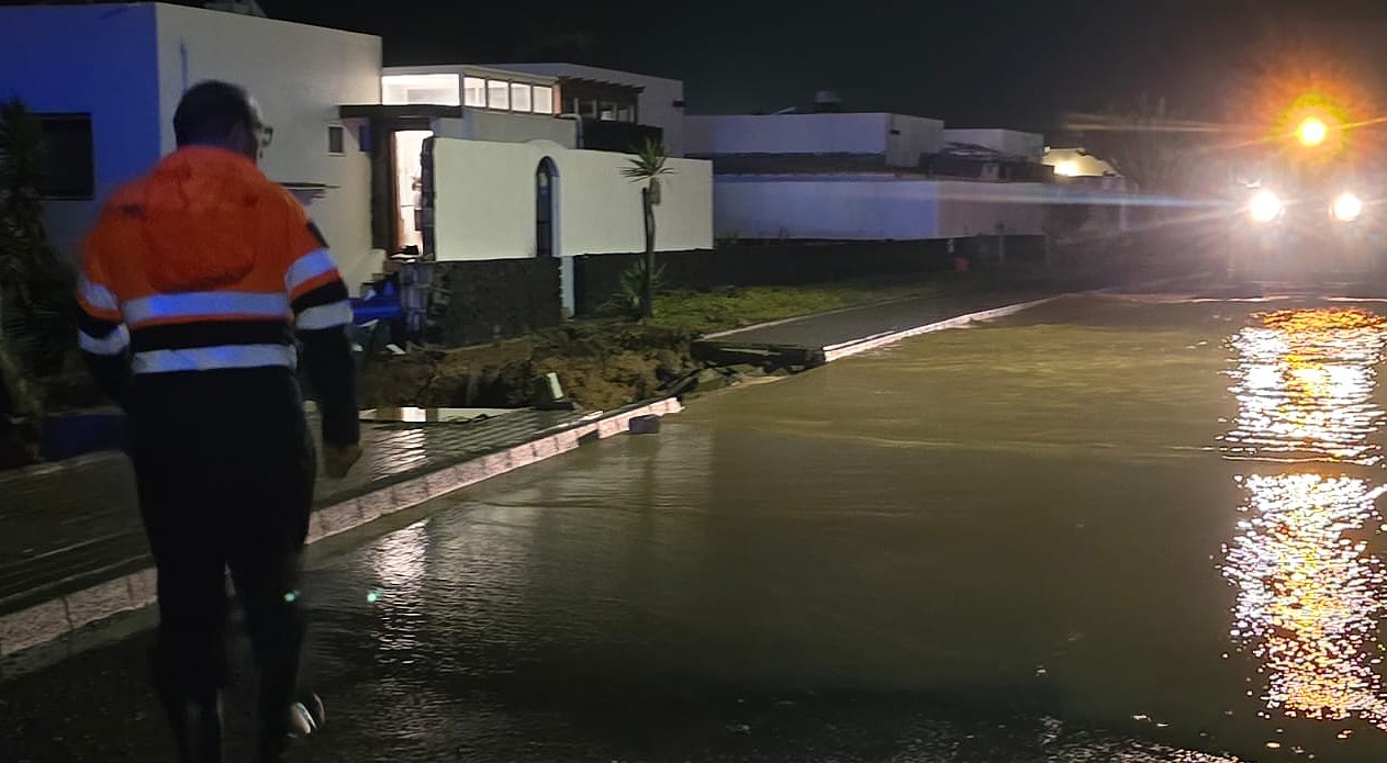 Los servicios de seguridad y emergencias se emplean a fondo ante la tromba de agua caída en Playa Blanca