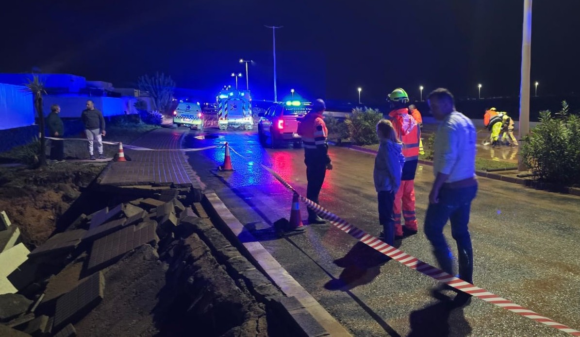 Los servicios de seguridad y emergencias se emplean a fondo ante la tromba de agua caída en Playa Blanca
