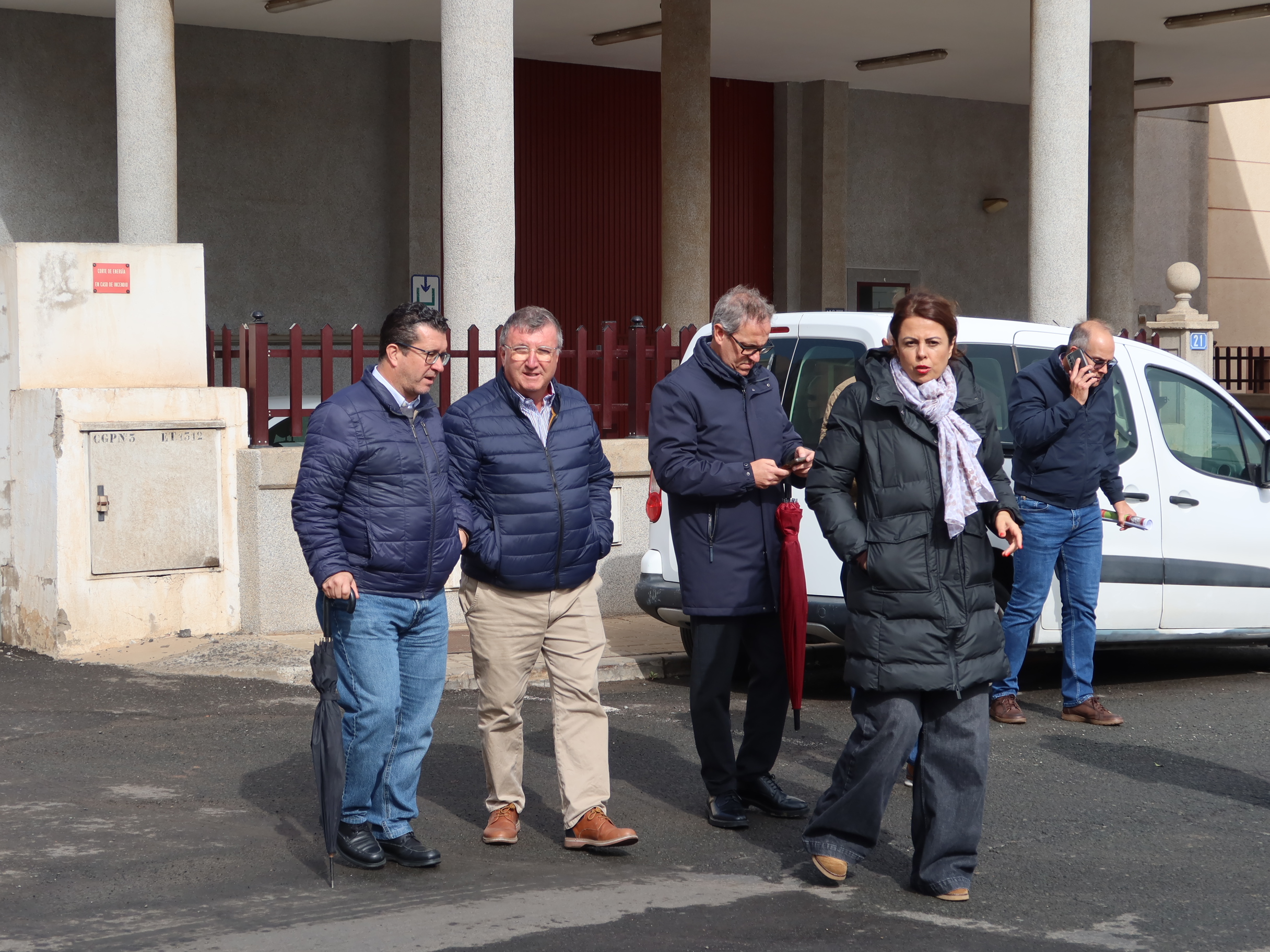 El alcalde de Arucas, Juan Jesús Facundo, recibe a la consejera de Desarrollo Económico, Industria, Comercio y Artesanía del Cabildo de Gran Canaria, Minerva Alonso en Montaña Blanca