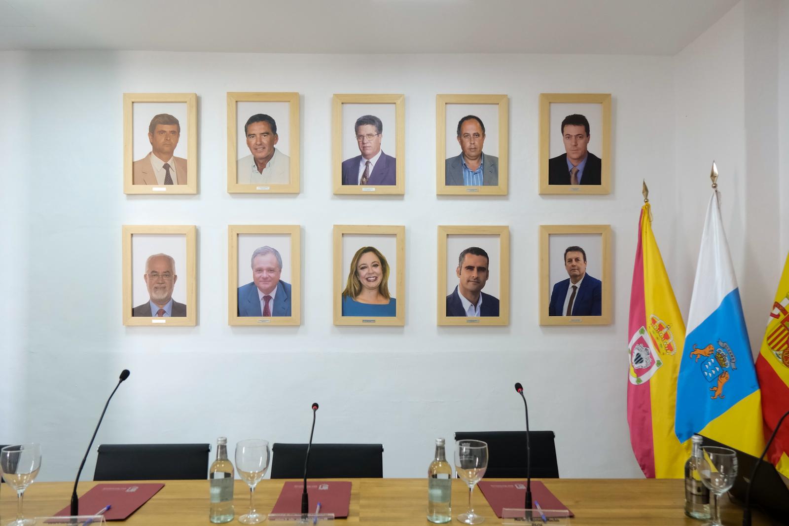 El Ayuntamiento de San Bartolomé rinde homenaje a los alcaldes y alcaldesas de la etapa democrática