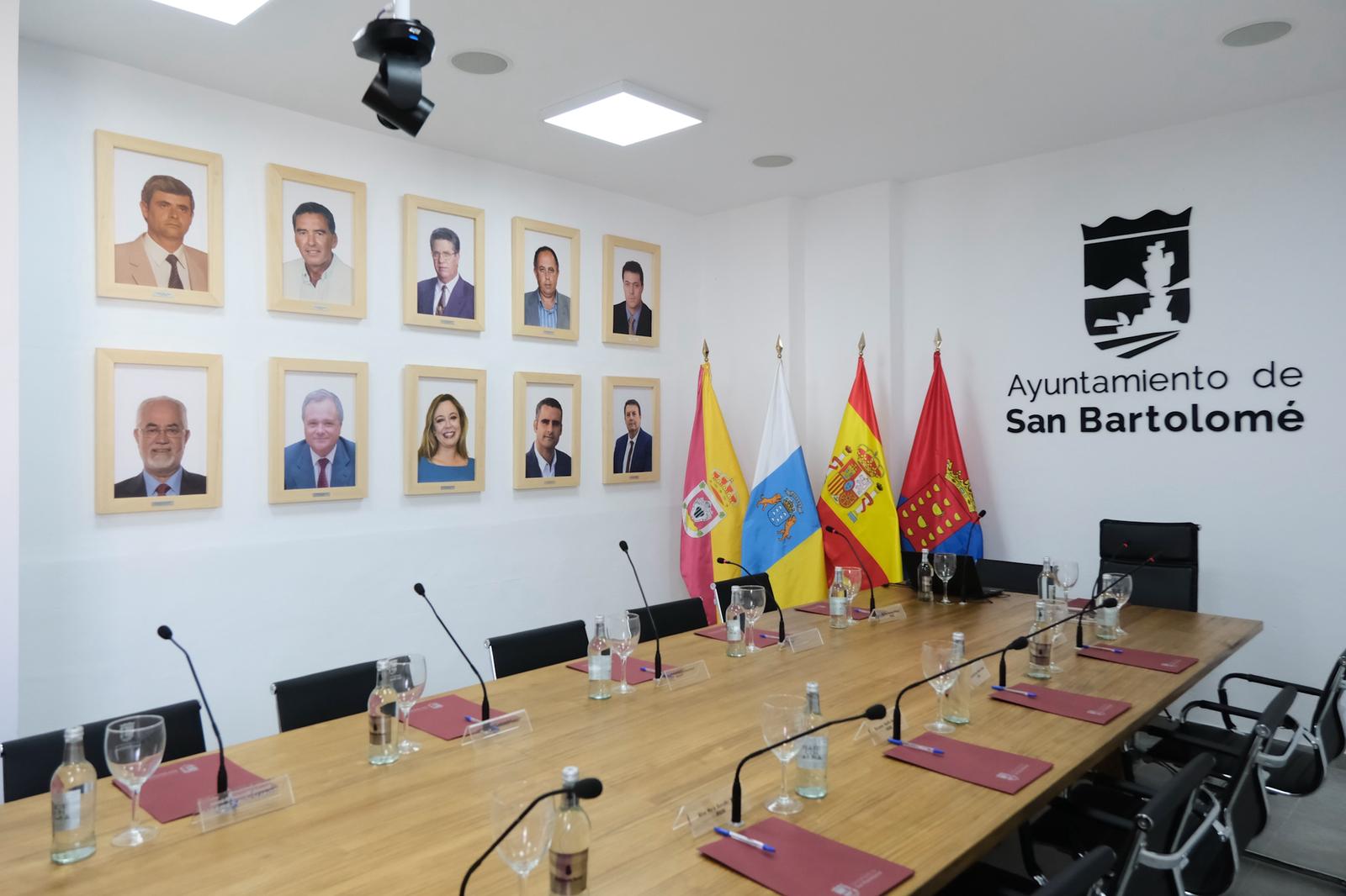 El Ayuntamiento de San Bartolomé rinde homenaje a los alcaldes y alcaldesas de la etapa democrática