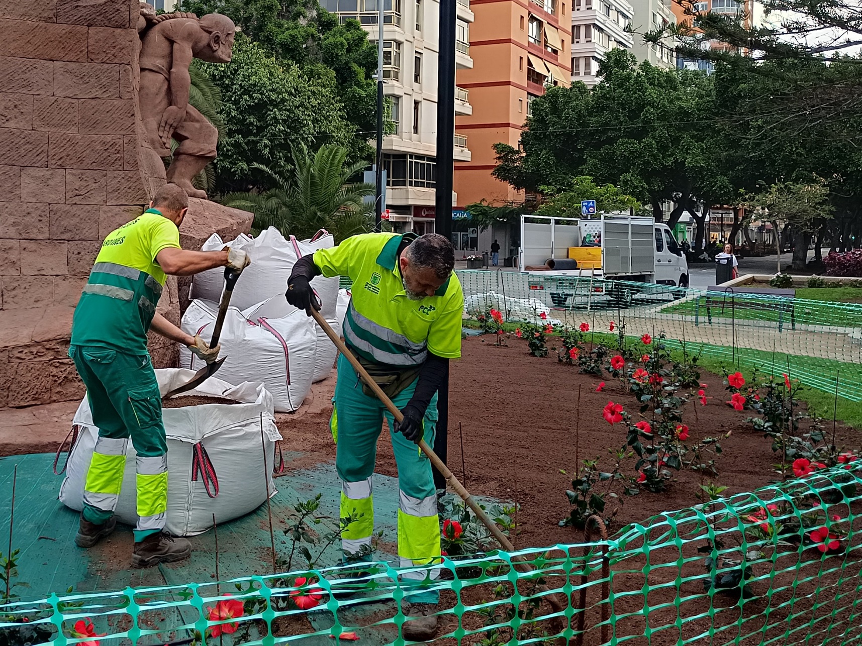 Parques y Jardines crea una barrera arbustiva para proteger la escultura
