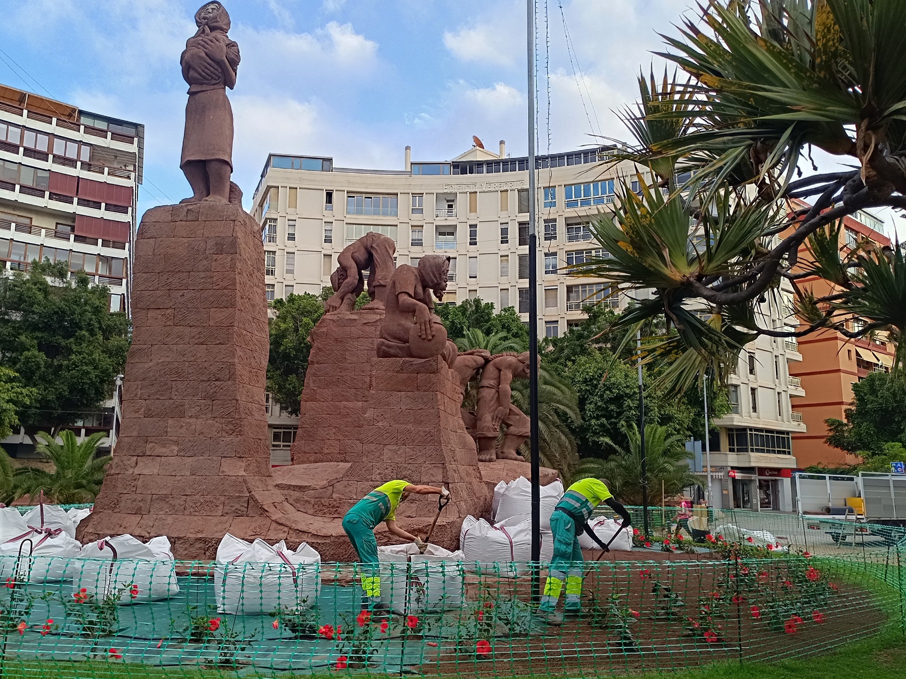 Parques y Jardines crea una barrera arbustiva para proteger la escultura