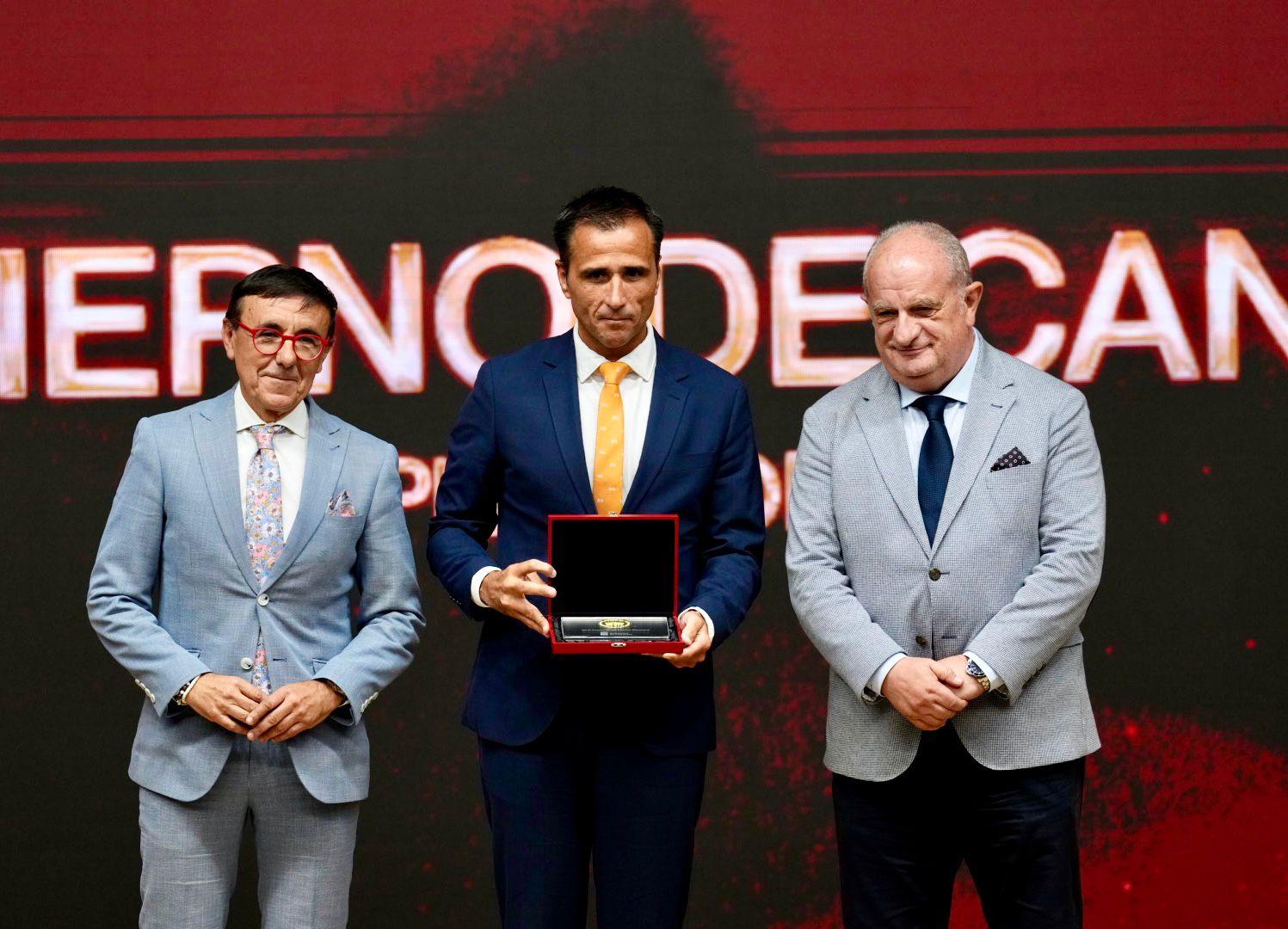 El Gobierno de Canarias recibe la Placa de Oro de la Asociación del Deporte Español