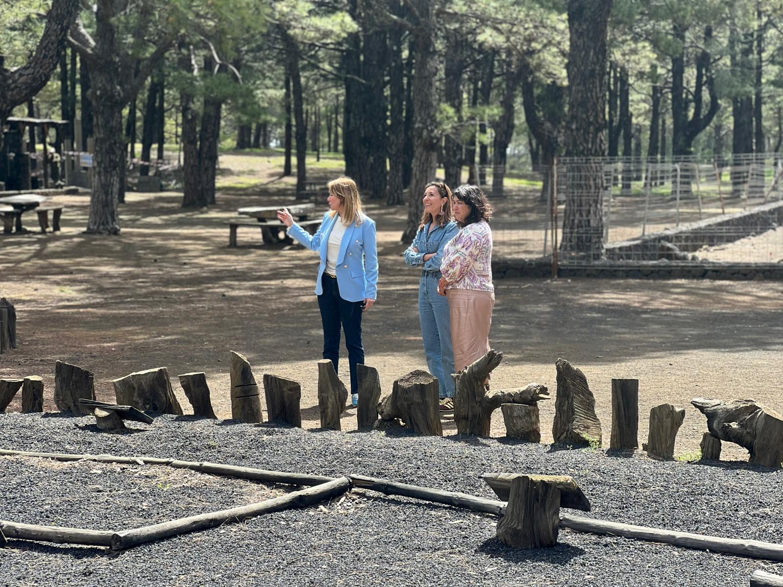 La consejera de Turismo y Empleo del Gobierno de Canarias, Jéssica de León, visita El Pinar de El Hierro