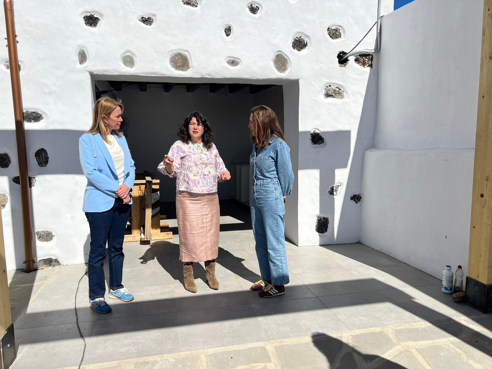 La consejera de Turismo y Empleo del Gobierno de Canarias, Jéssica de León, visita El Pinar de El Hierro